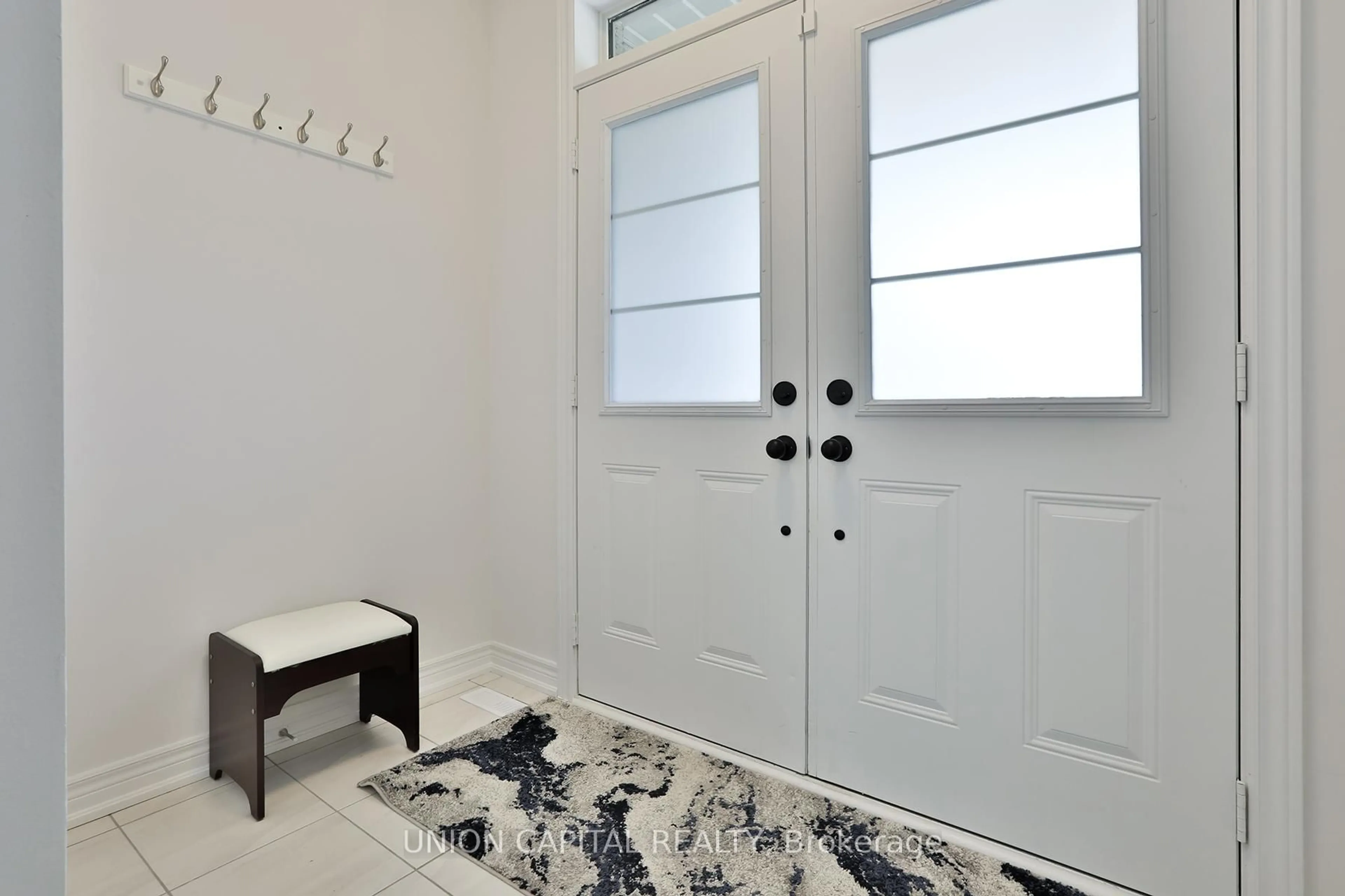 Indoor entryway for 17 Markview Rd, Whitchurch-Stouffville Ontario L4A 4W1