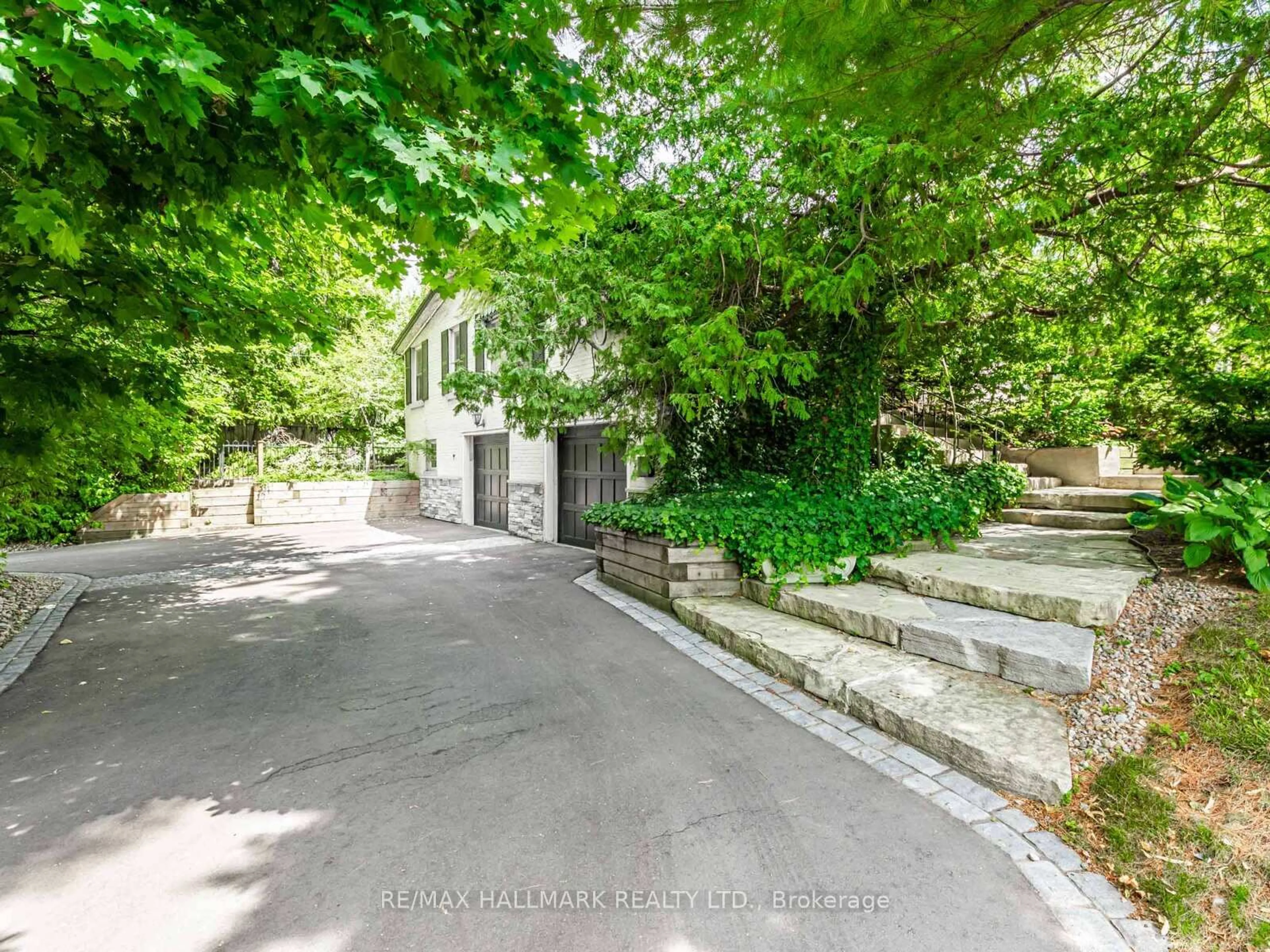 A pic from outside/outdoor area/front of a property/back of a property/a pic from drone, street for 71 Trench St, Richmond Hill Ontario L4C 3W6