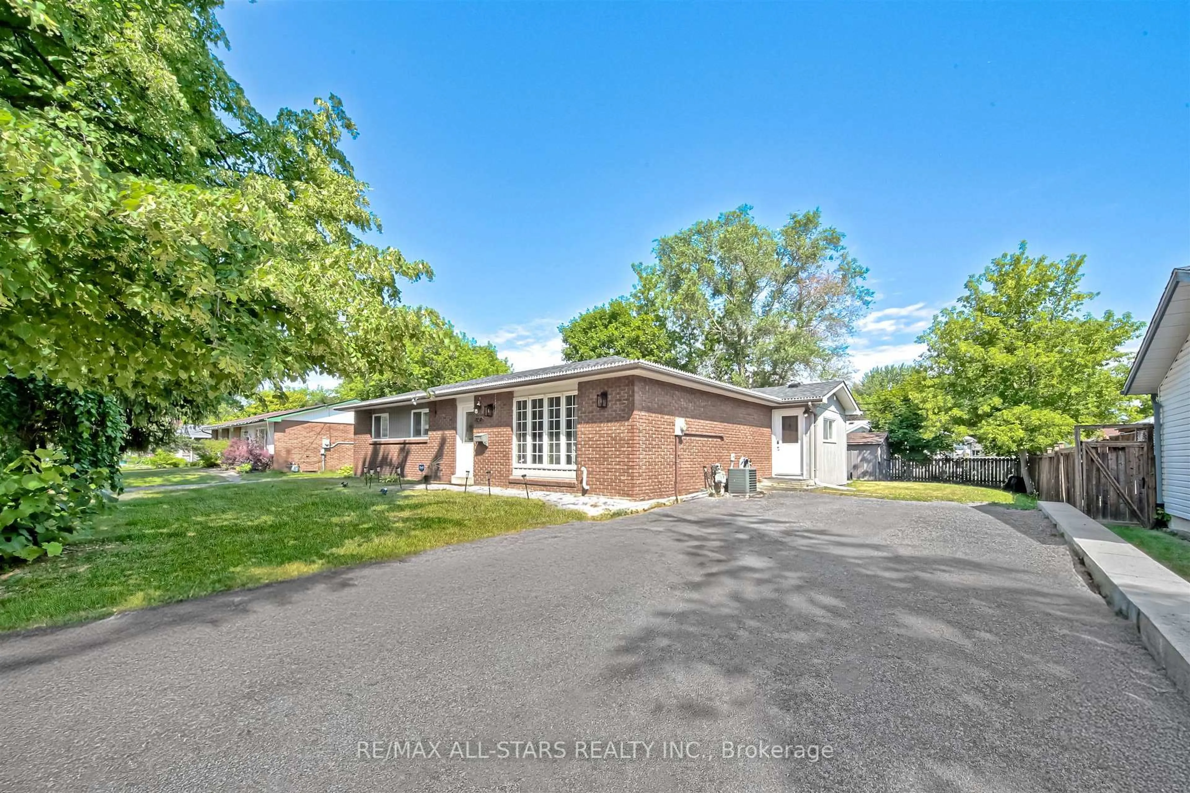A pic from outside/outdoor area/front of a property/back of a property/a pic from drone, street for 354 ADELINE Dr, Georgina Ontario L4P 3C3
