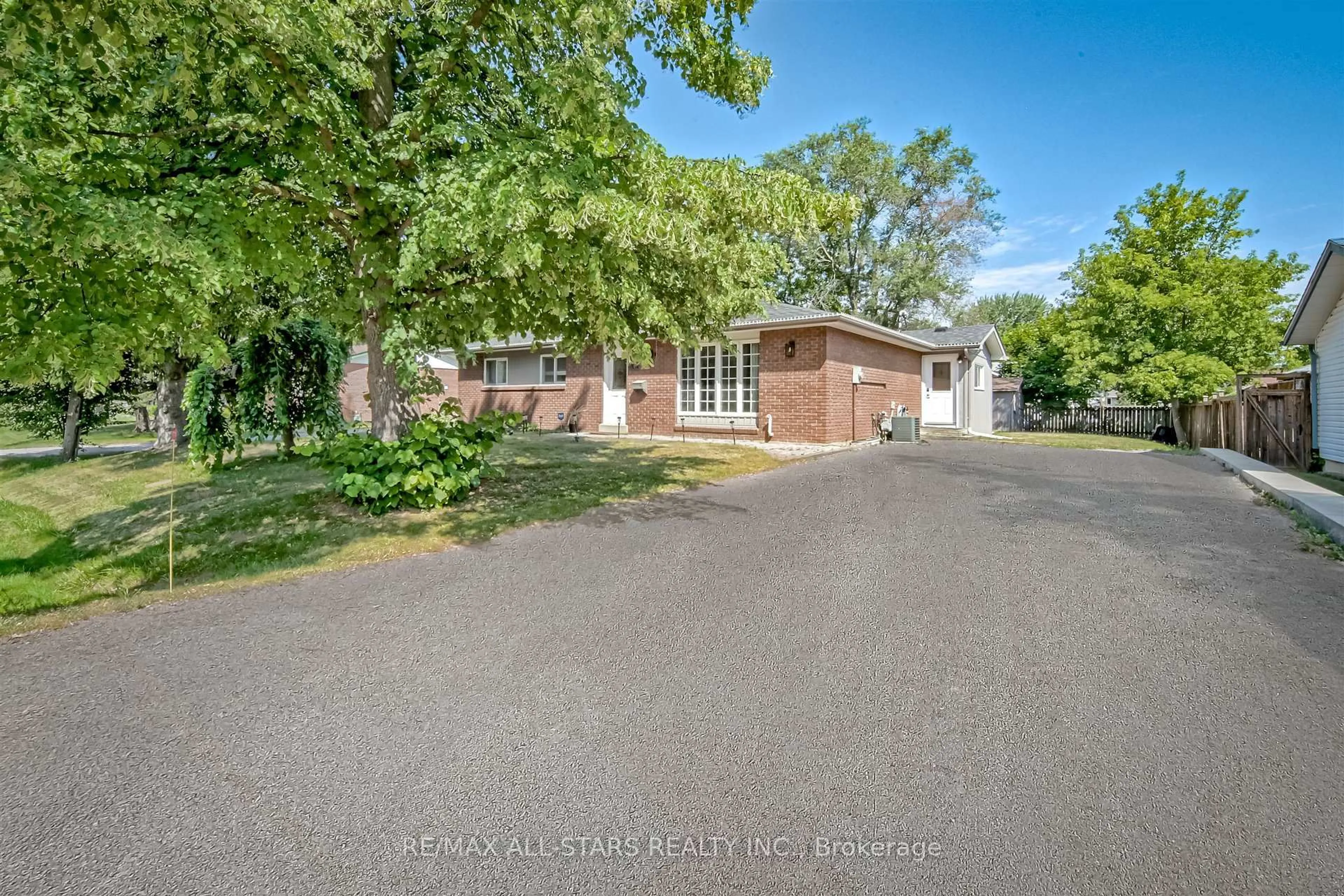 A pic from outside/outdoor area/front of a property/back of a property/a pic from drone, street for 354 ADELINE Dr, Georgina Ontario L4P 3C3