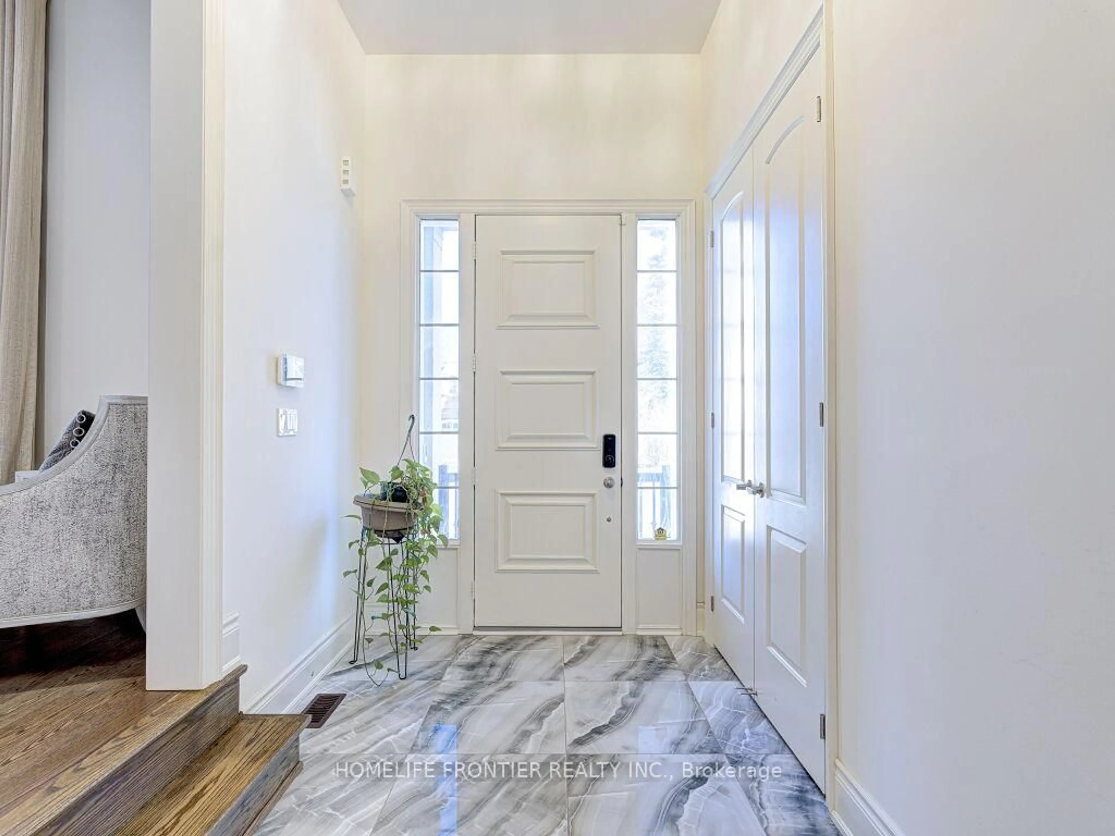Indoor entryway for 163 Hillsview Dr, Richmond Hill Ontario L4C 8R3