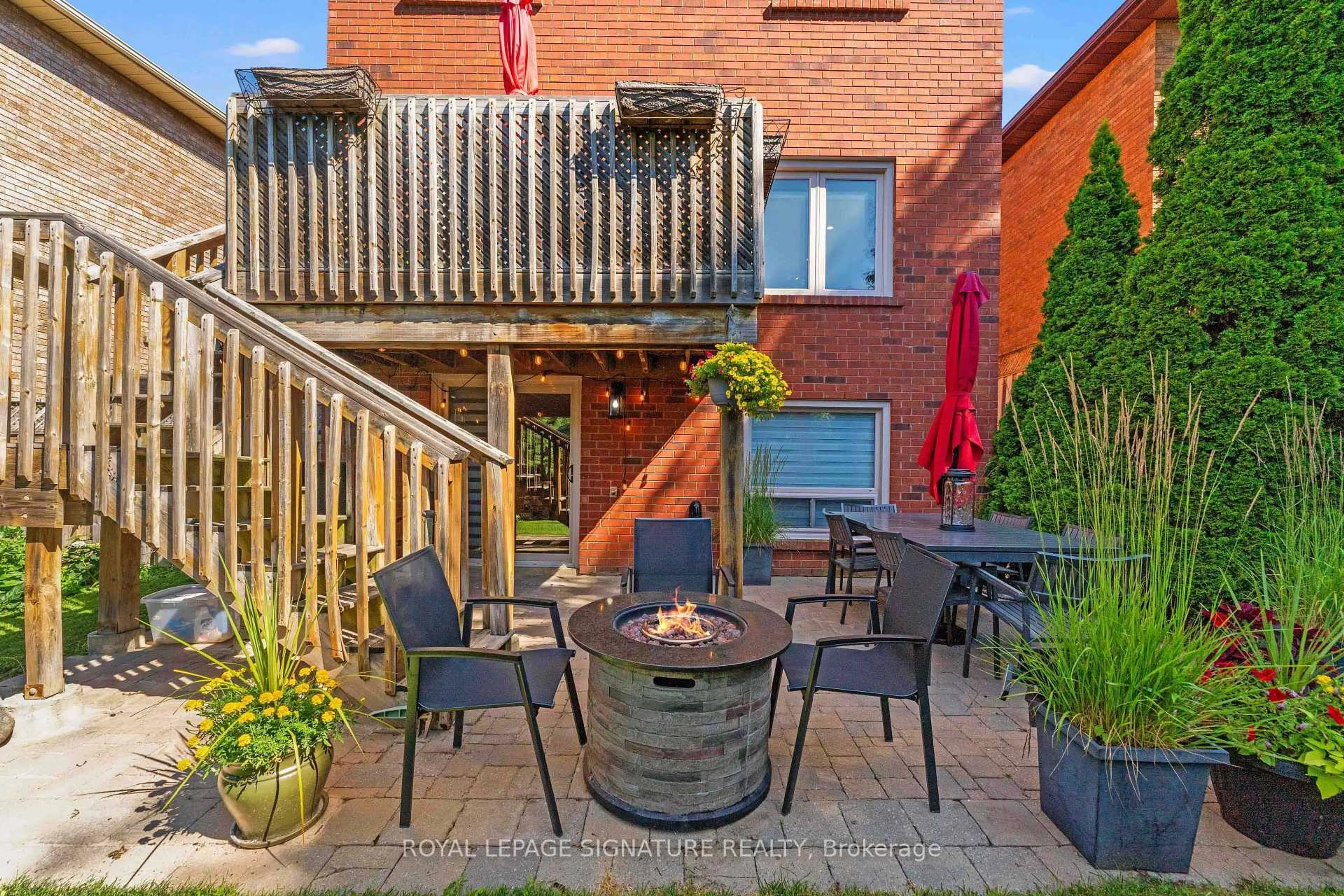 Patio, street for 46 Marchwood Cres, Richmond Hill Ontario L4C 8M4