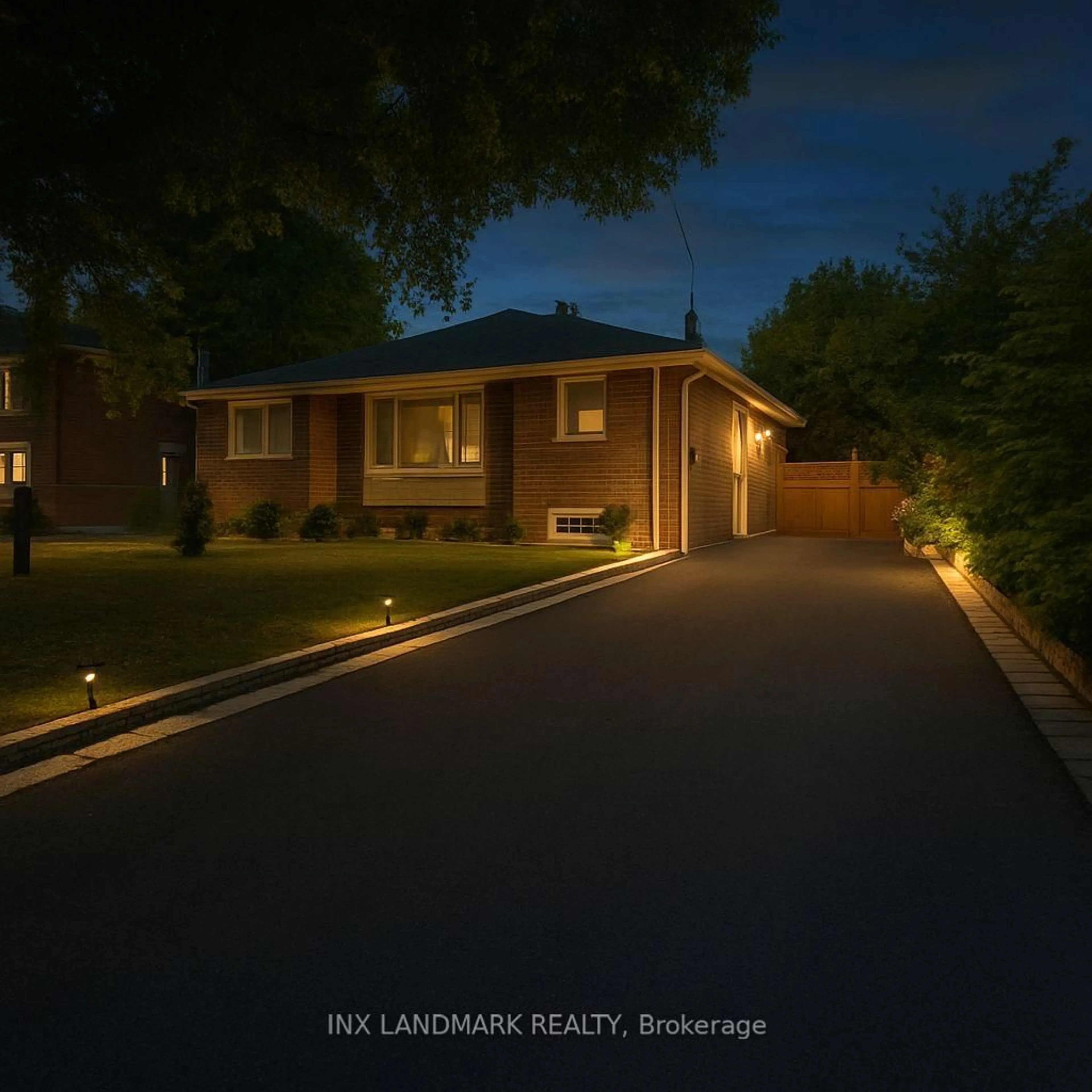 A pic from outside/outdoor area/front of a property/back of a property/a pic from drone, street for 250 Zelda Cres, Richmond Hill Ontario L4C 2Y5