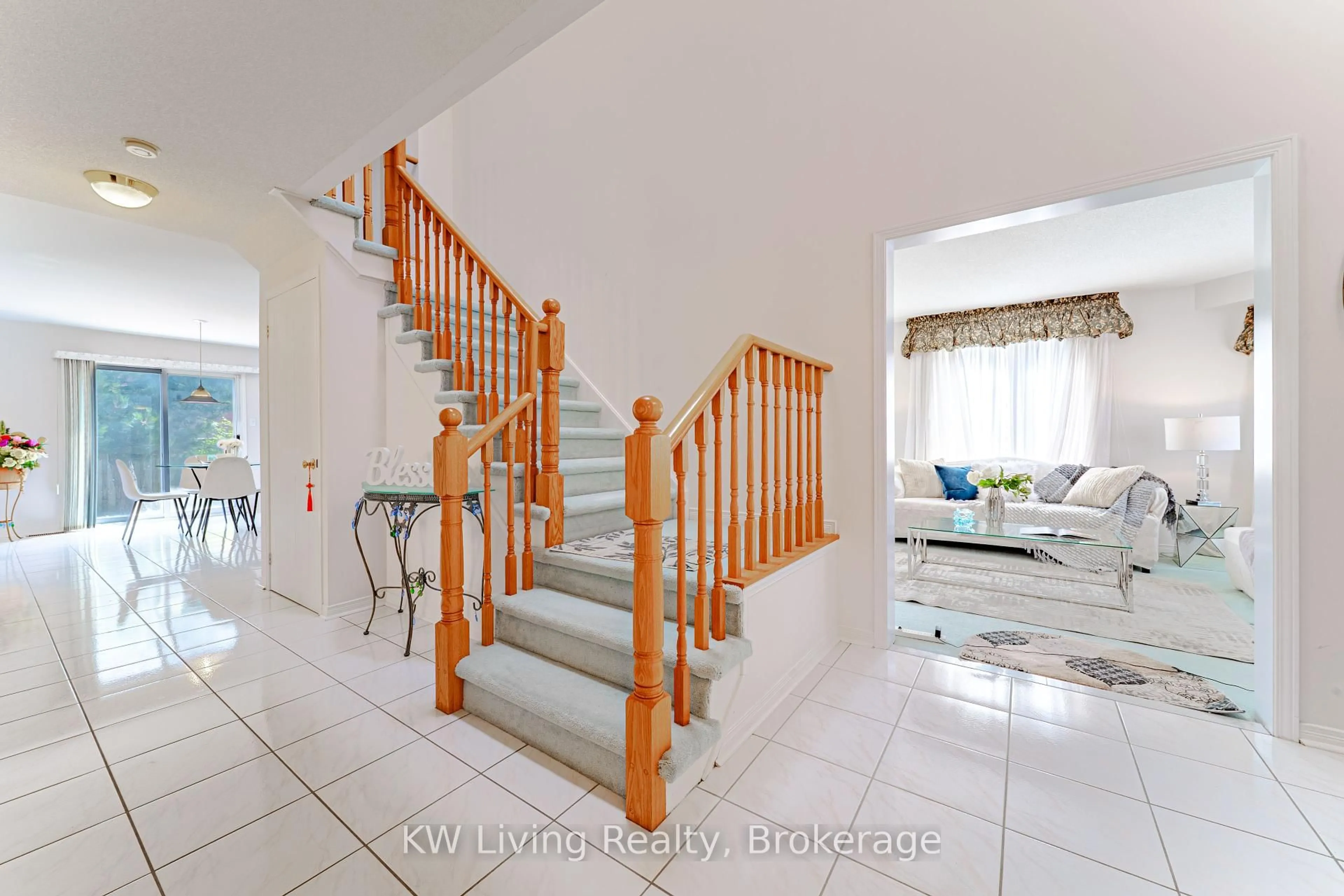 Indoor foyer for 71 Gillingham Ave, Markham Ontario L3S 3Y3
