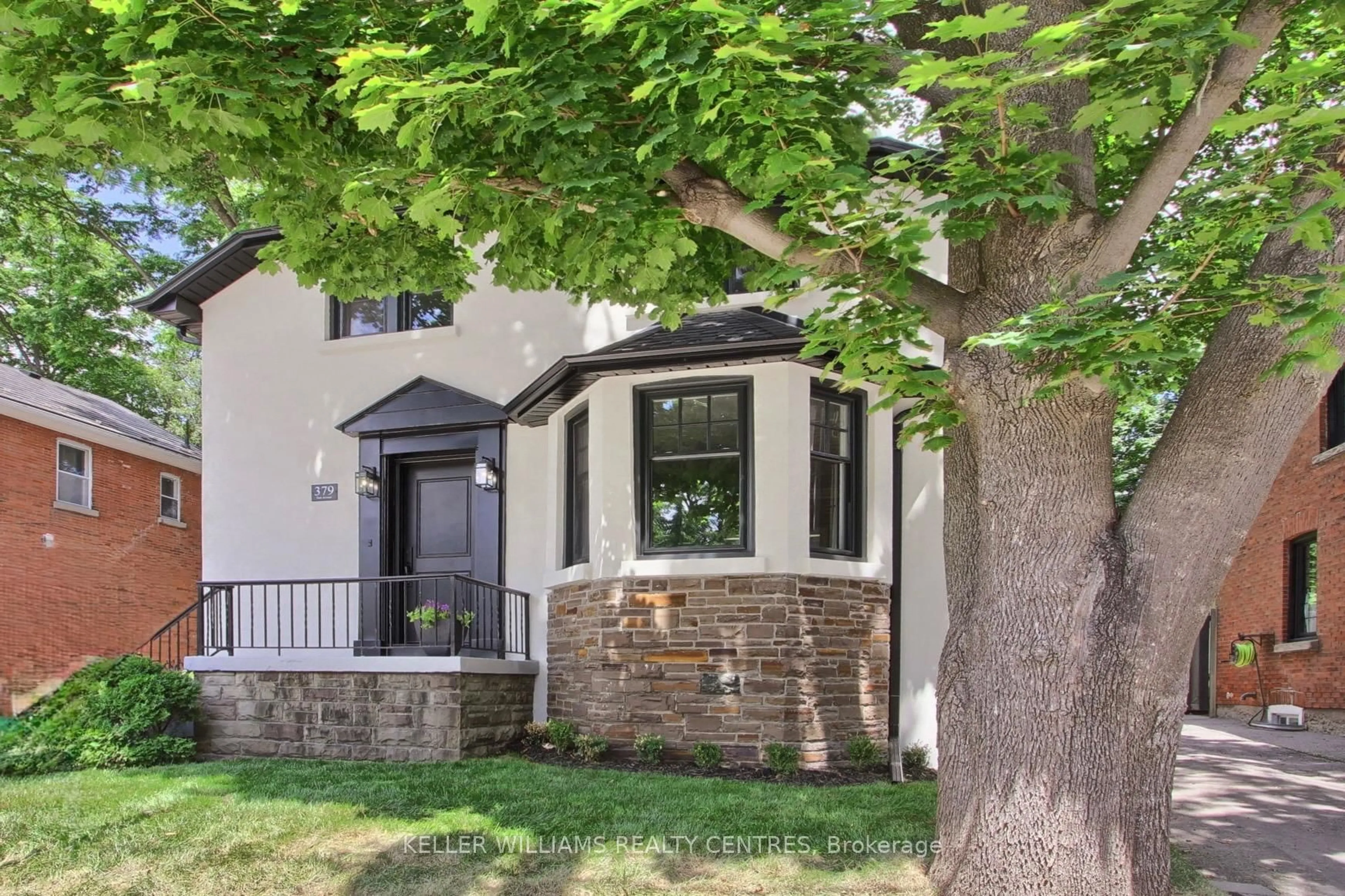 Home with brick exterior material, street for 379 Park Ave, Newmarket Ontario L3Y 1V6