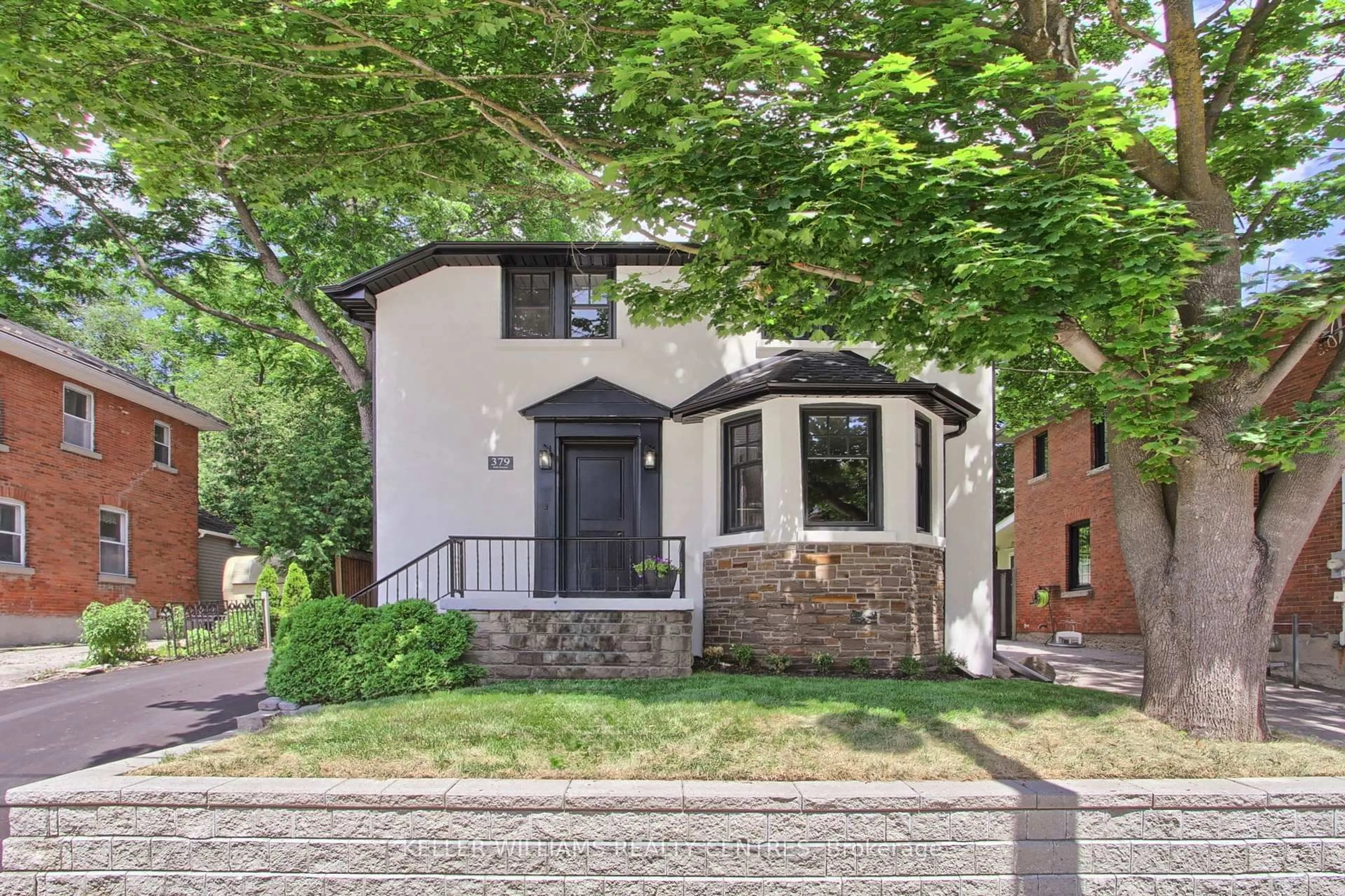 Home with brick exterior material, street for 379 Park Ave, Newmarket Ontario L3Y 1V6