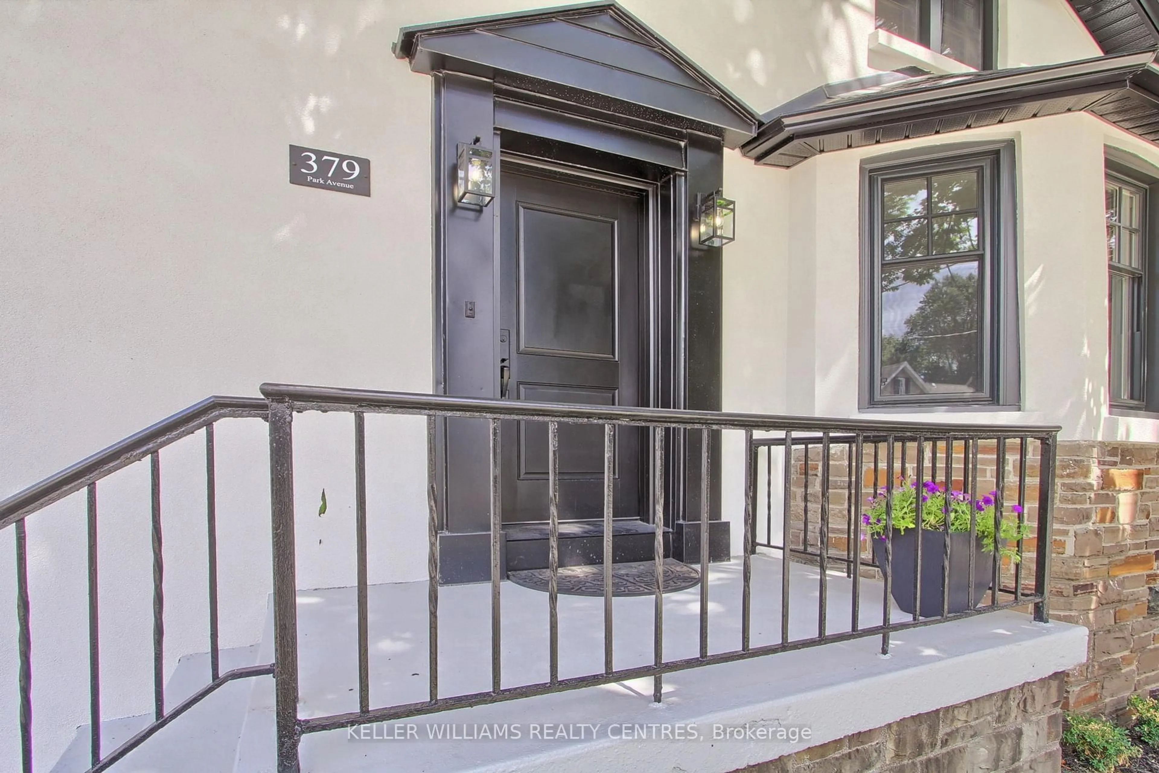 Indoor entryway for 379 Park Ave, Newmarket Ontario L3Y 1V6