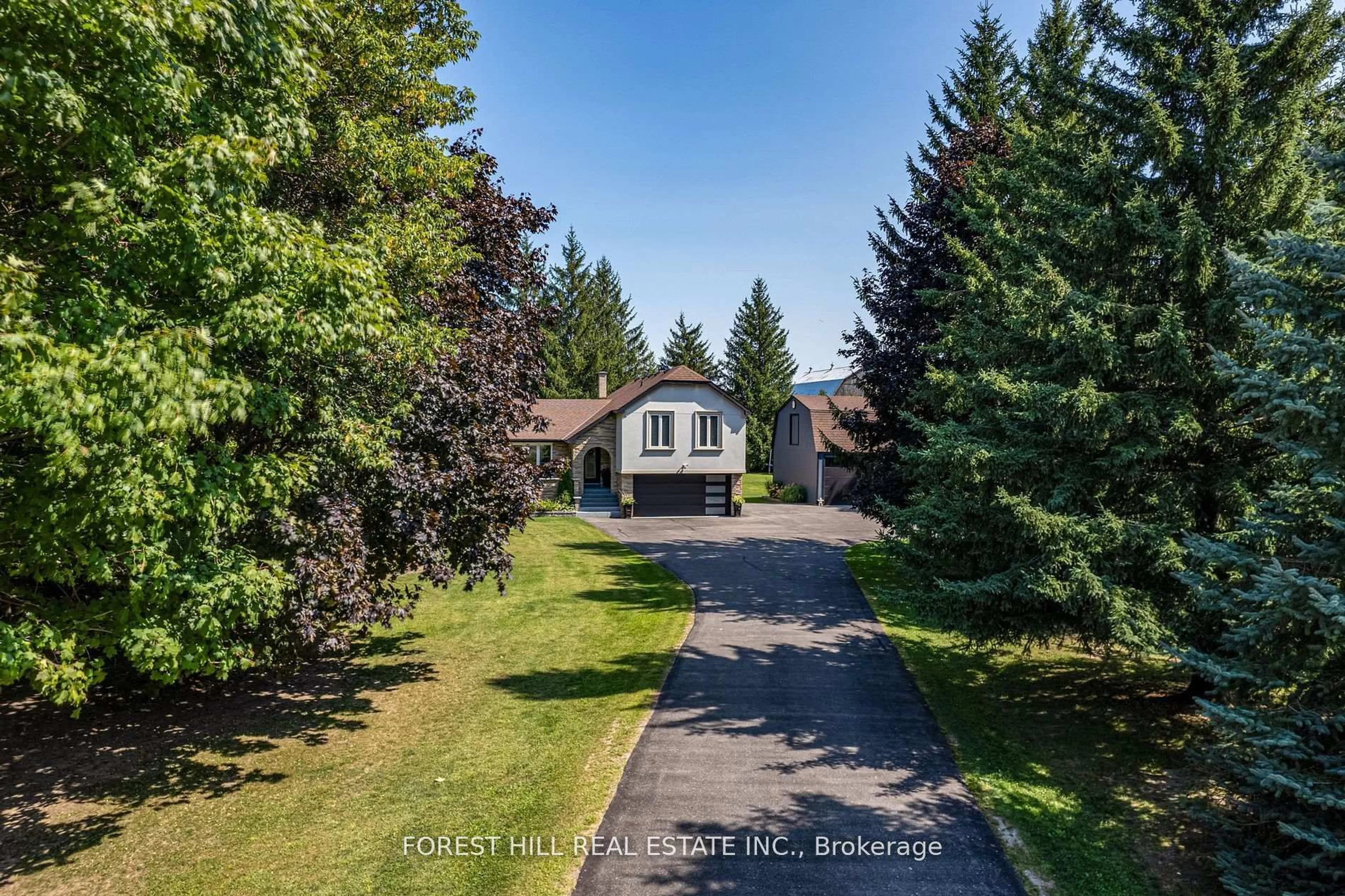 A pic from outside/outdoor area/front of a property/back of a property/a pic from drone, street for 5837 Yonge St, Innisfil Ontario L0L 1K0