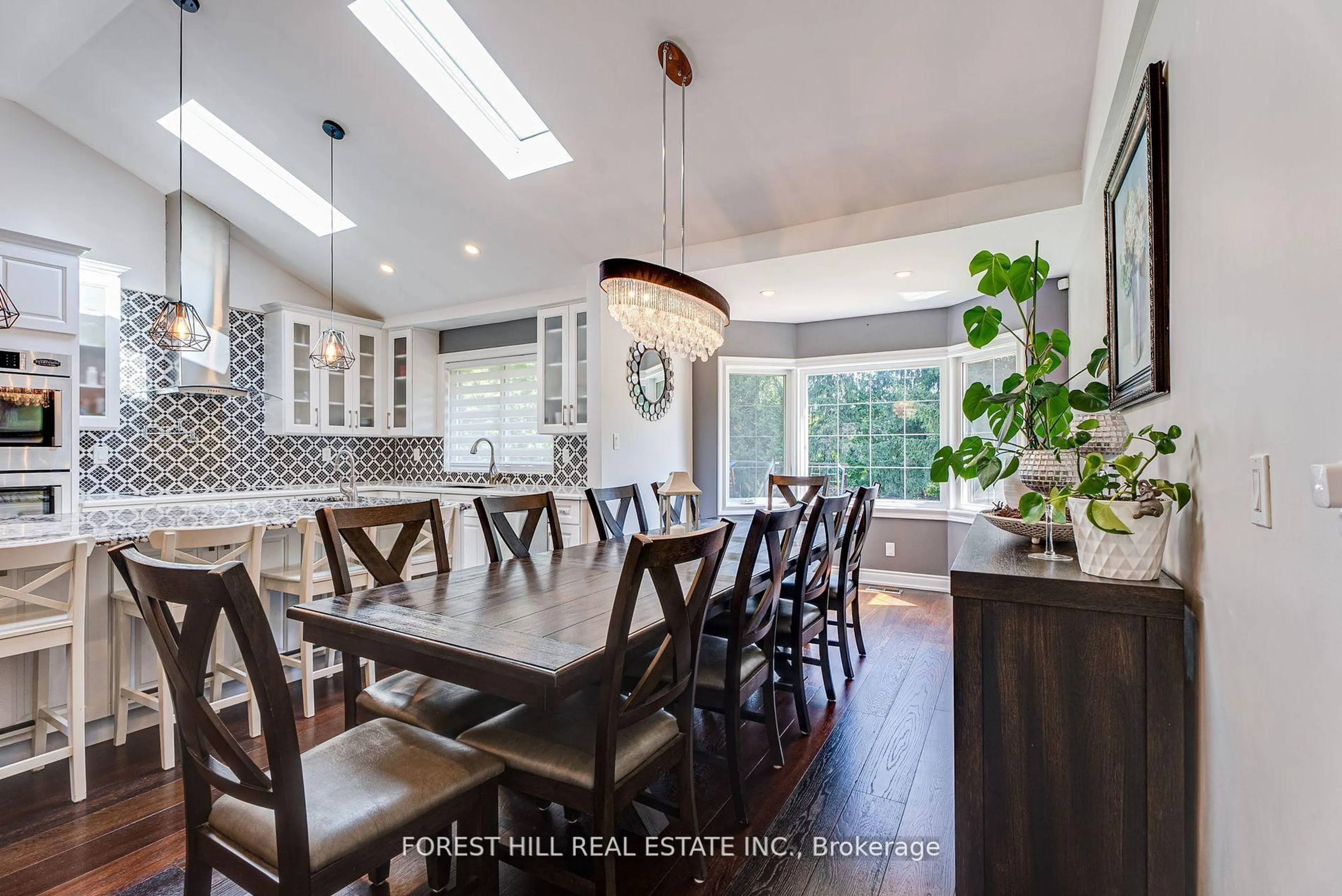 Open concept kitchen, ceramic/tile floor for 5837 Yonge St, Innisfil Ontario L0L 1K0