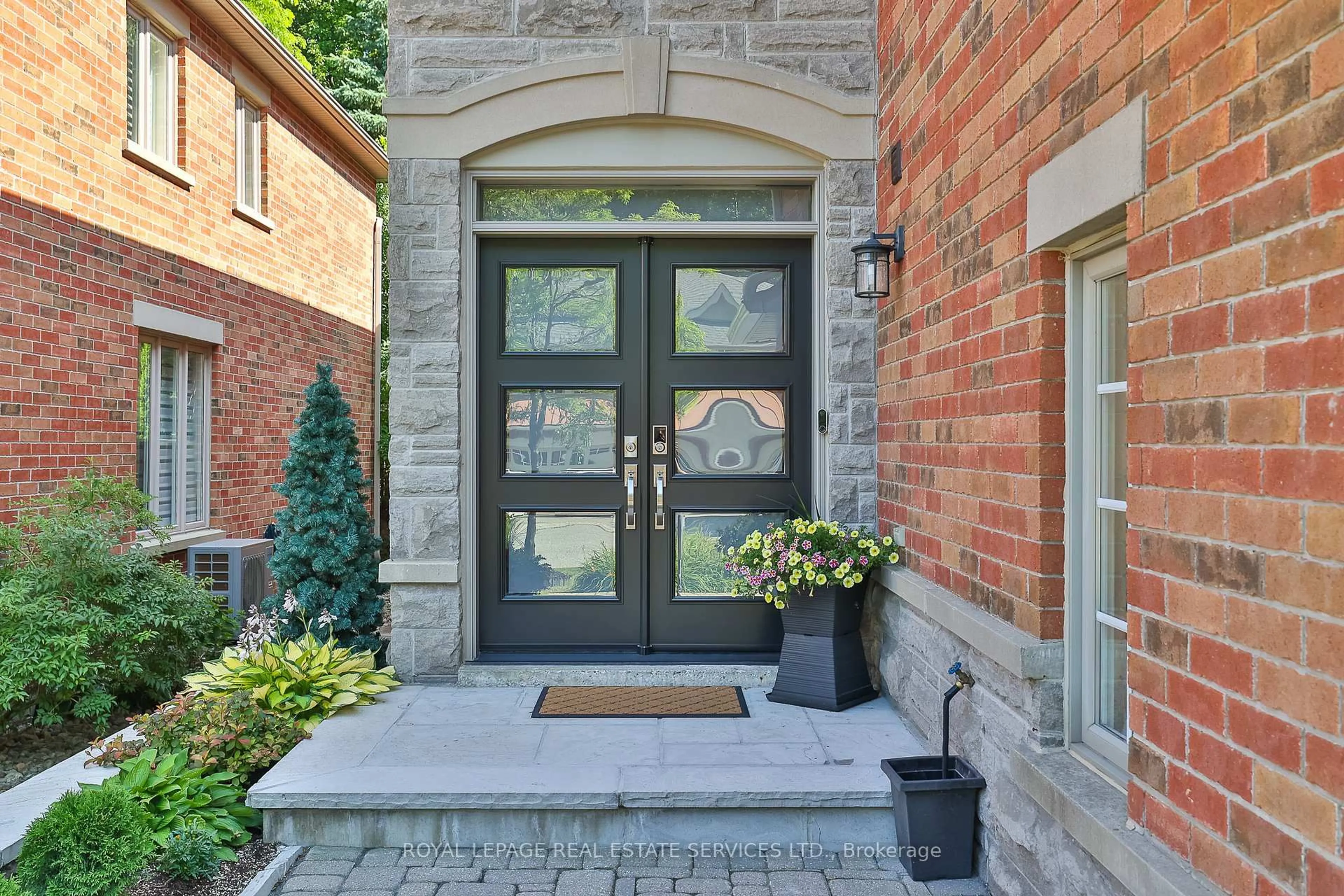 Indoor entryway for 116 Westbury Crt, Richmond Hill Ontario L4S 2L3