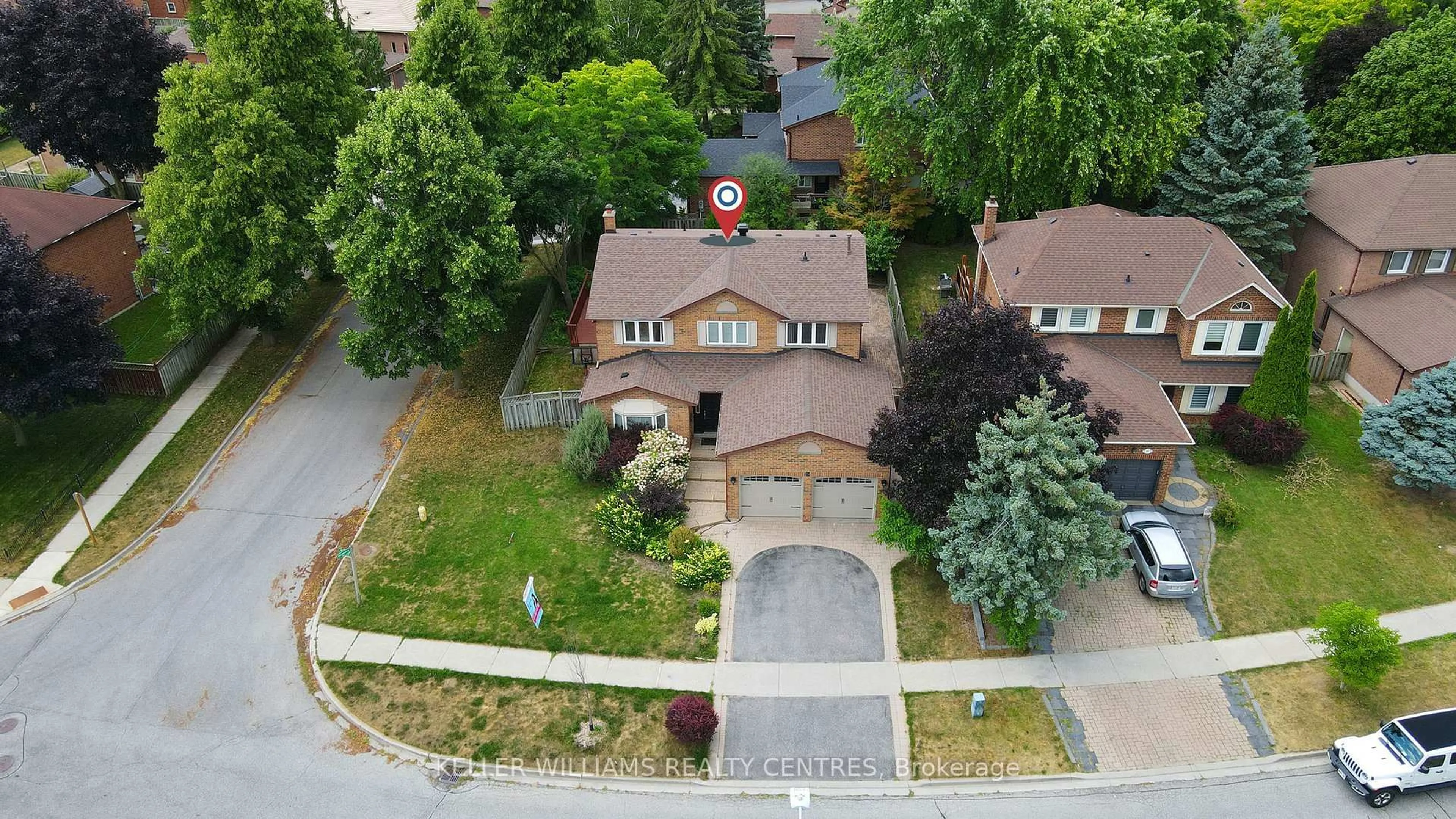A pic from outside/outdoor area/front of a property/back of a property/a pic from drone, street for 9 Hickory Dr, Markham Ontario L3P 6S7