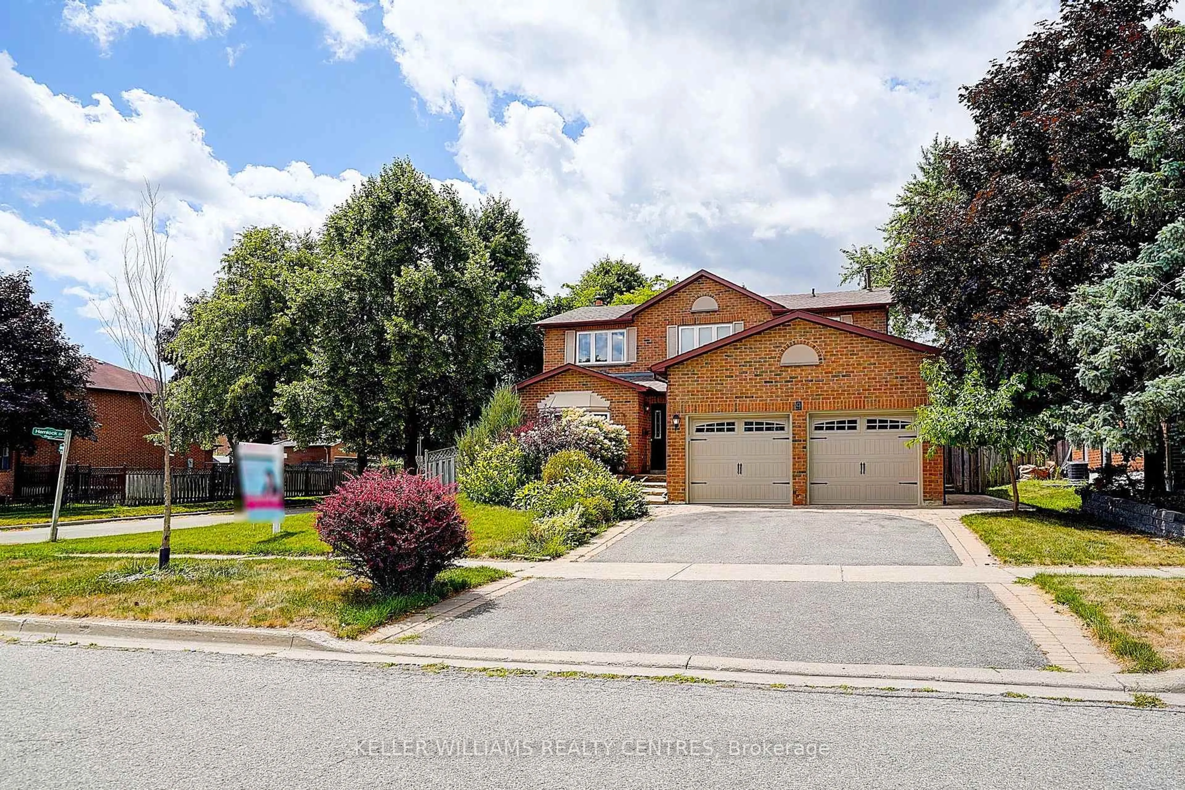 A pic from outside/outdoor area/front of a property/back of a property/a pic from drone, street for 9 Hickory Dr, Markham Ontario L3P 6S7