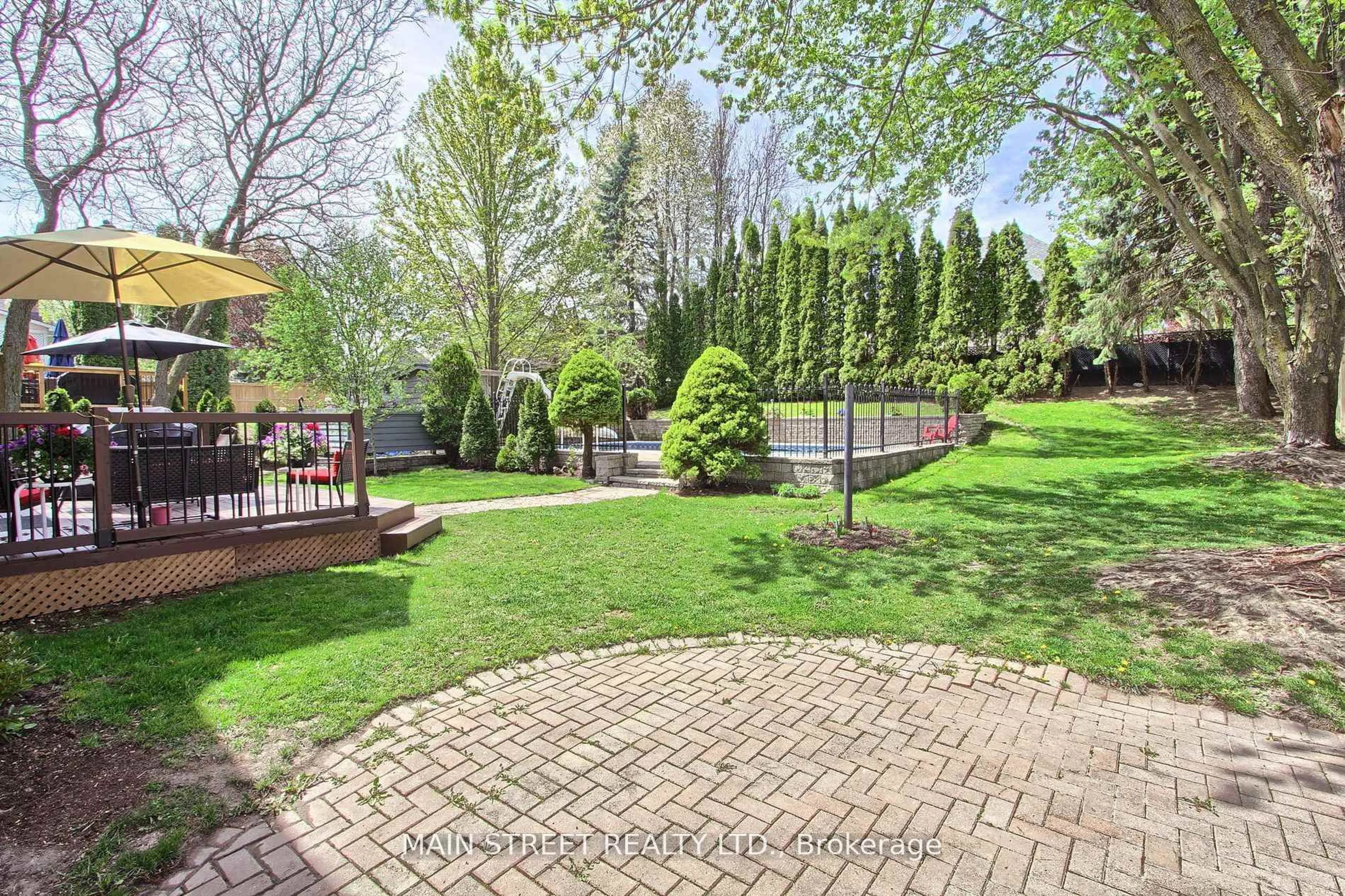 Patio, street for 898 Stonehaven Ave, Newmarket Ontario L3X 1K7