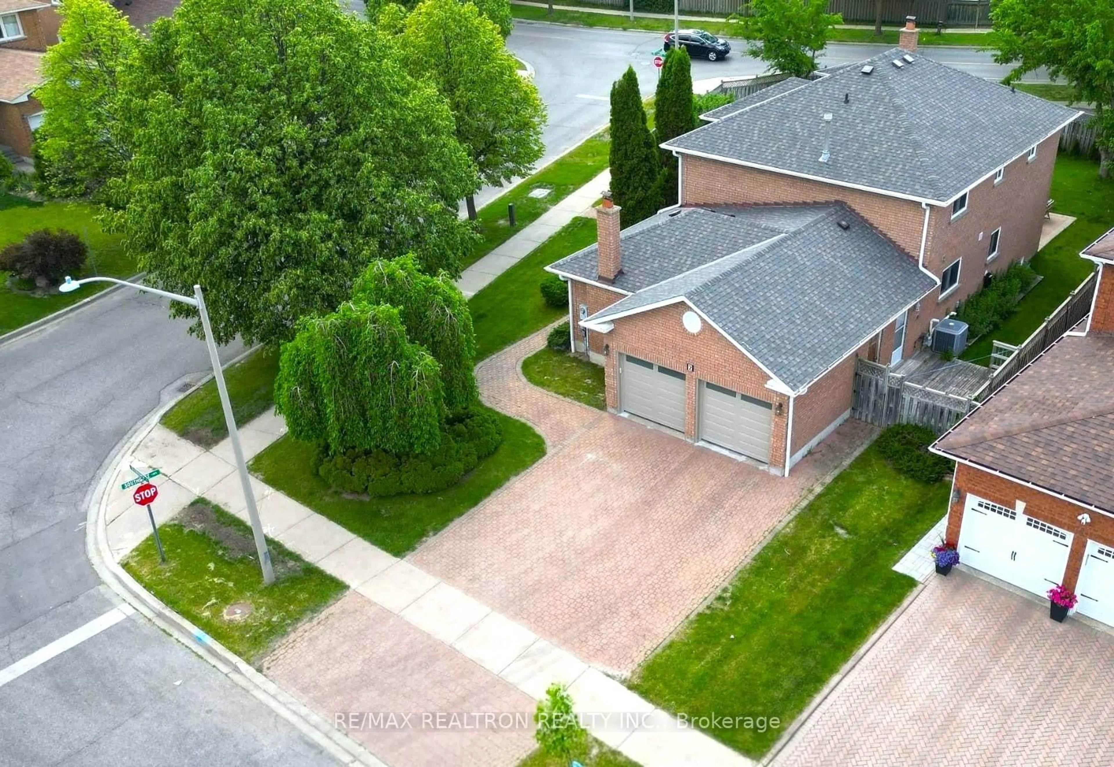 A pic from outside/outdoor area/front of a property/back of a property/a pic from drone, street for 2 Glenhurst Rd, Richmond Hill Ontario L4B 2C9