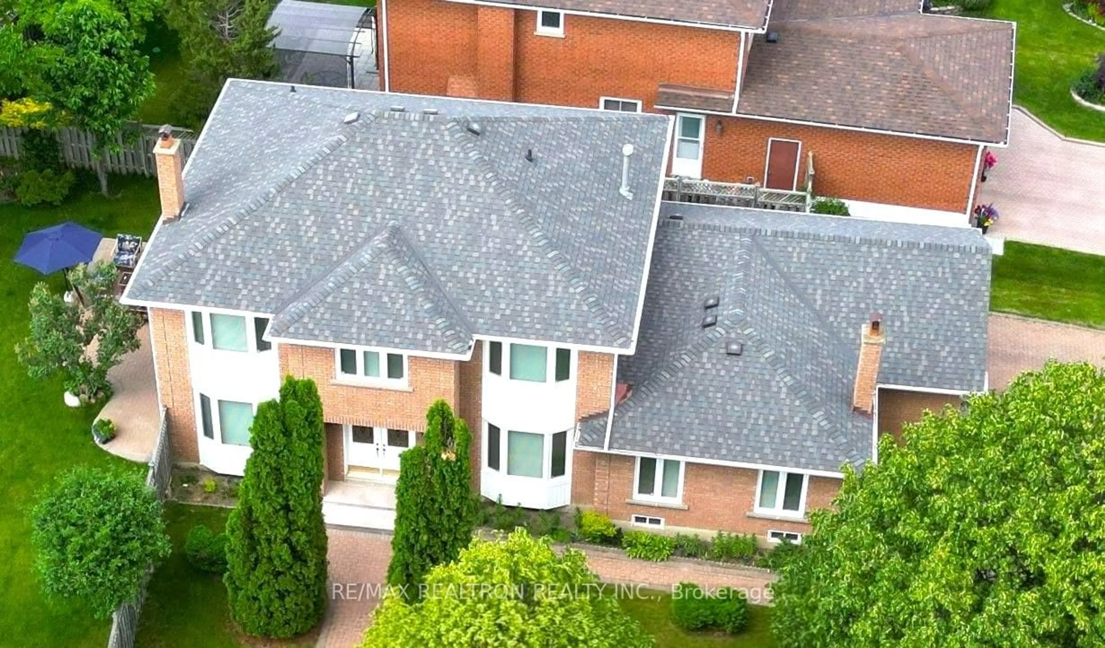 A pic from outside/outdoor area/front of a property/back of a property/a pic from drone, city buildings view from balcony for 2 Glenhurst Rd, Richmond Hill Ontario L4B 2C9