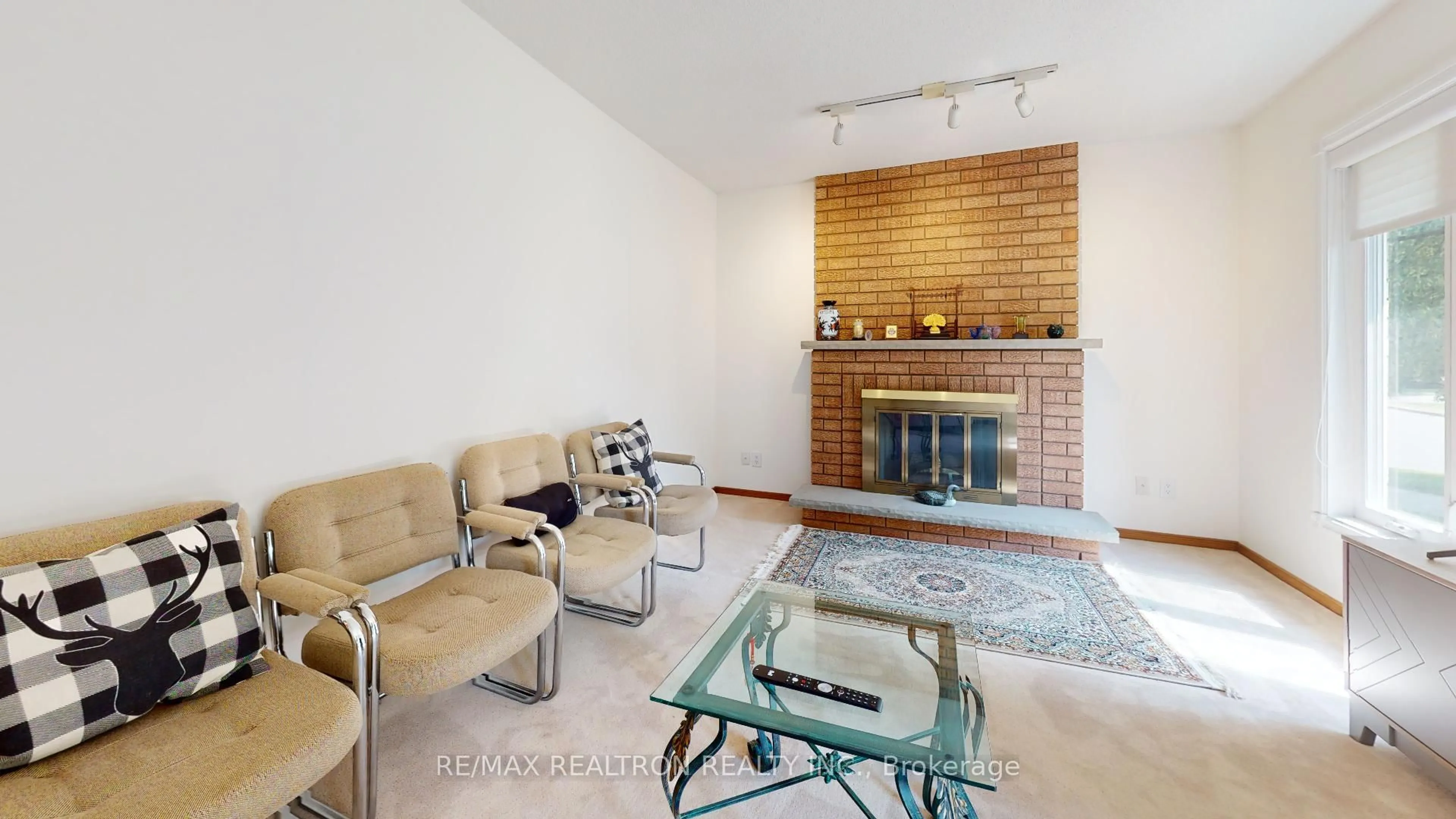 Living room with furniture, unknown for 2 Glenhurst Rd, Richmond Hill Ontario L4B 2C9