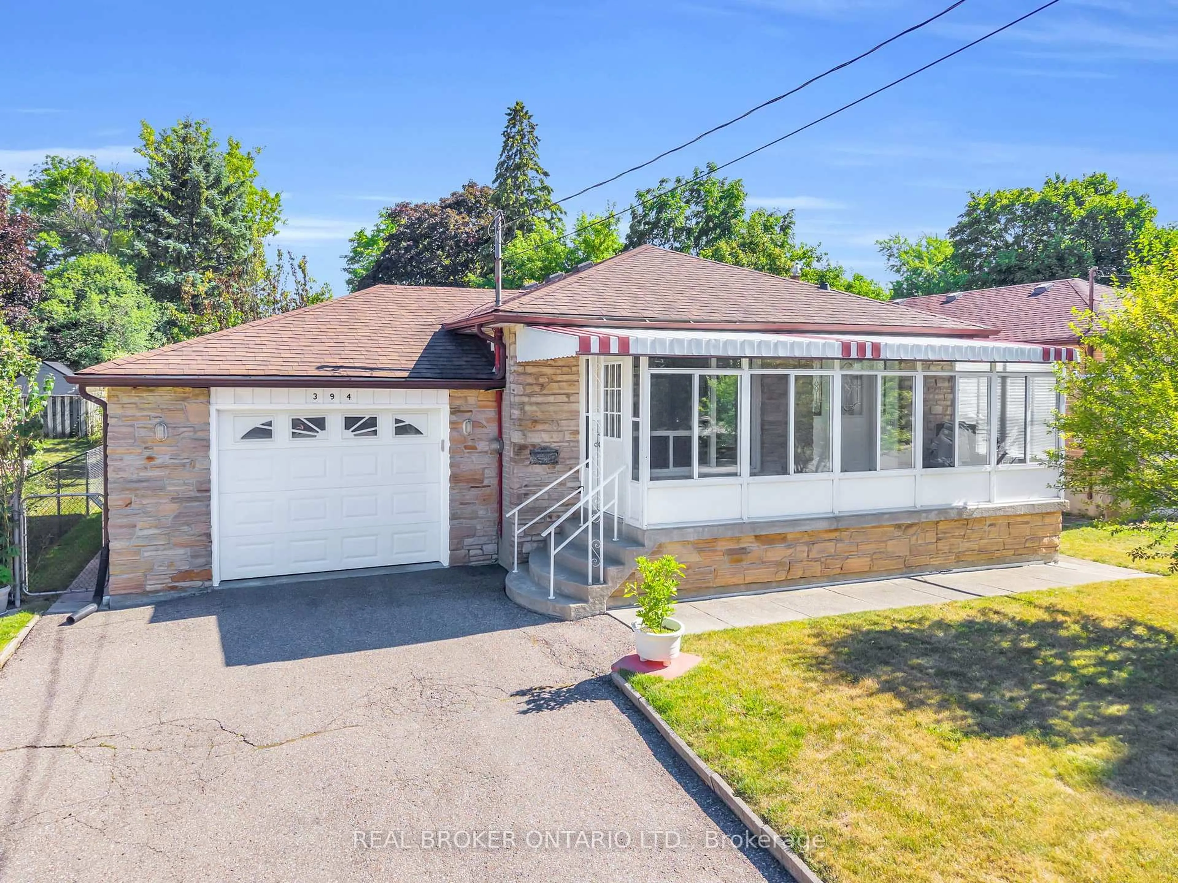 A pic from outside/outdoor area/front of a property/back of a property/a pic from drone, street for 394 Allgood St, Richmond Hill Ontario L4C 2Z2