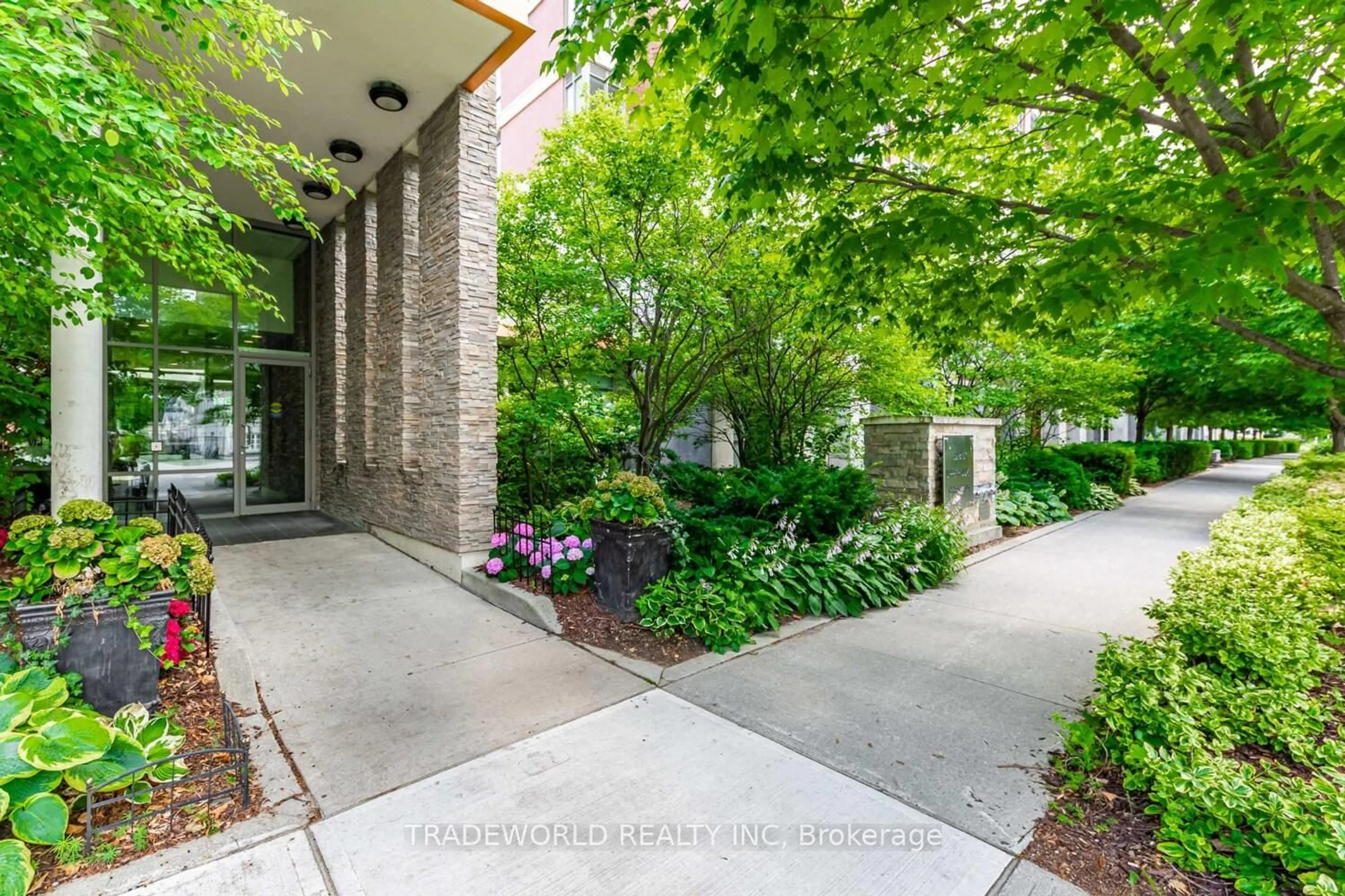 Indoor entryway for 39 Upper Duke Cres #707, Markham Ontario L6G 0B8