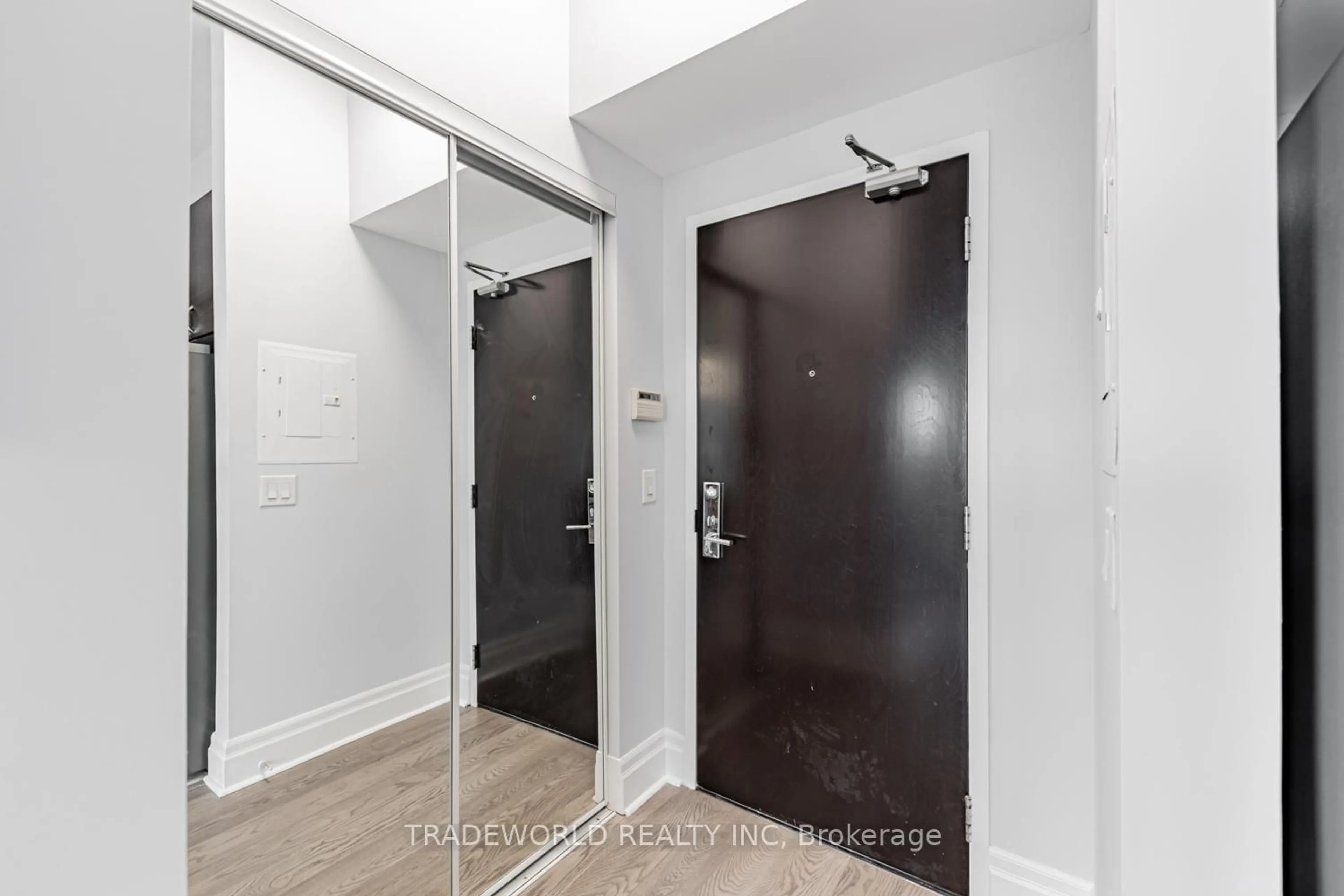 Indoor entryway for 39 Upper Duke Cres #707, Markham Ontario L6G 0B8
