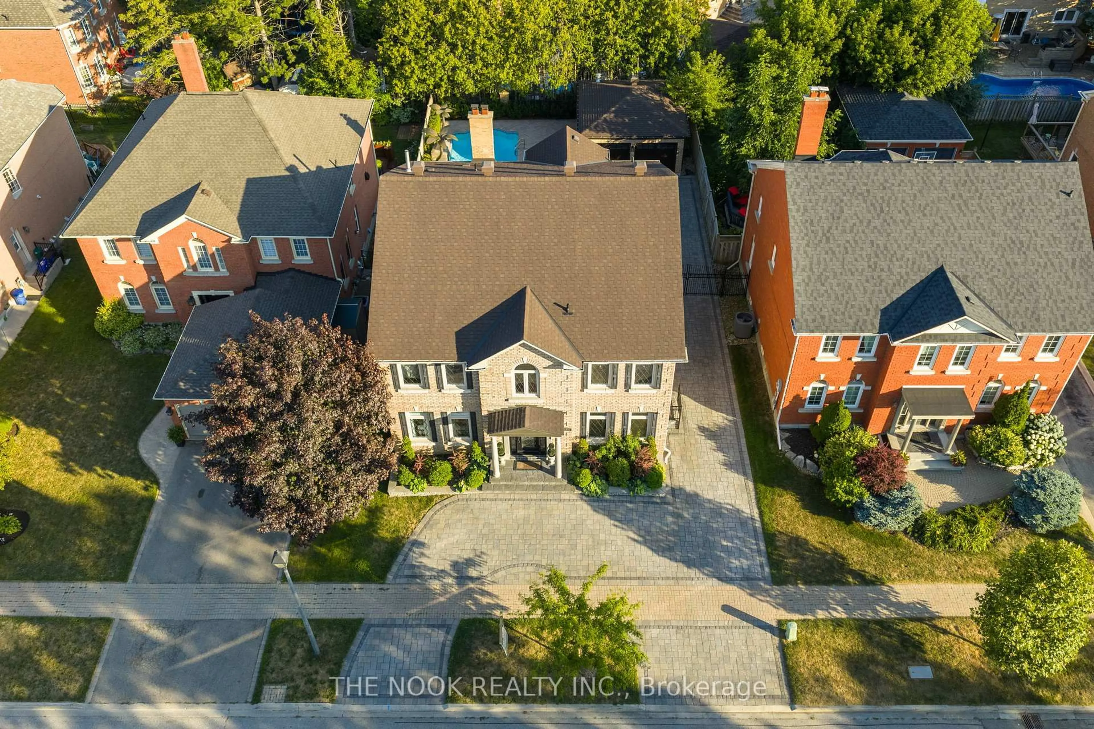 A pic from outside/outdoor area/front of a property/back of a property/a pic from drone, street for 7 ELLSWORTH Ave, Richmond Hill Ontario L4C 9N9
