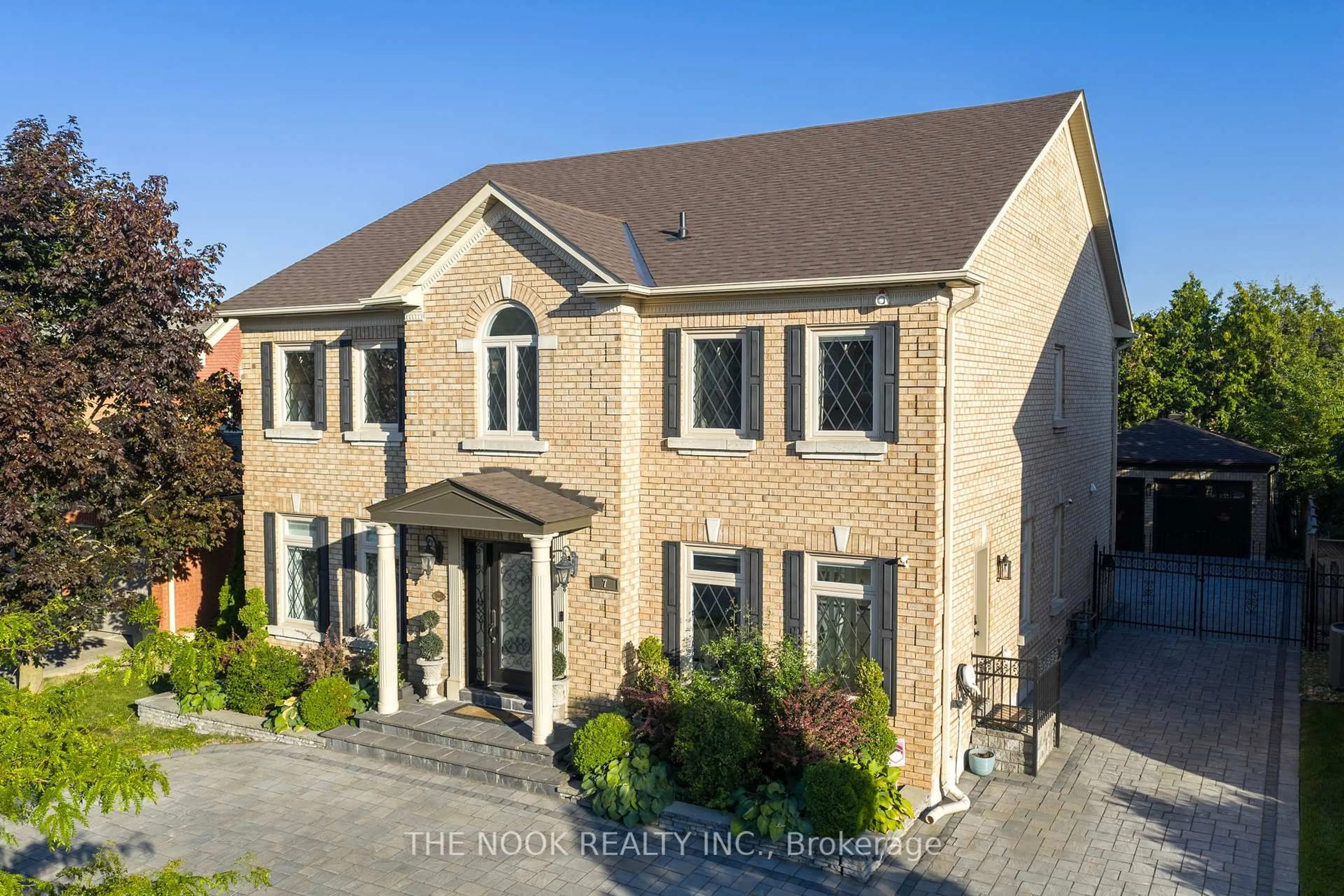 A pic from outside/outdoor area/front of a property/back of a property/a pic from drone, street for 7 ELLSWORTH Ave, Richmond Hill Ontario L4C 9N9