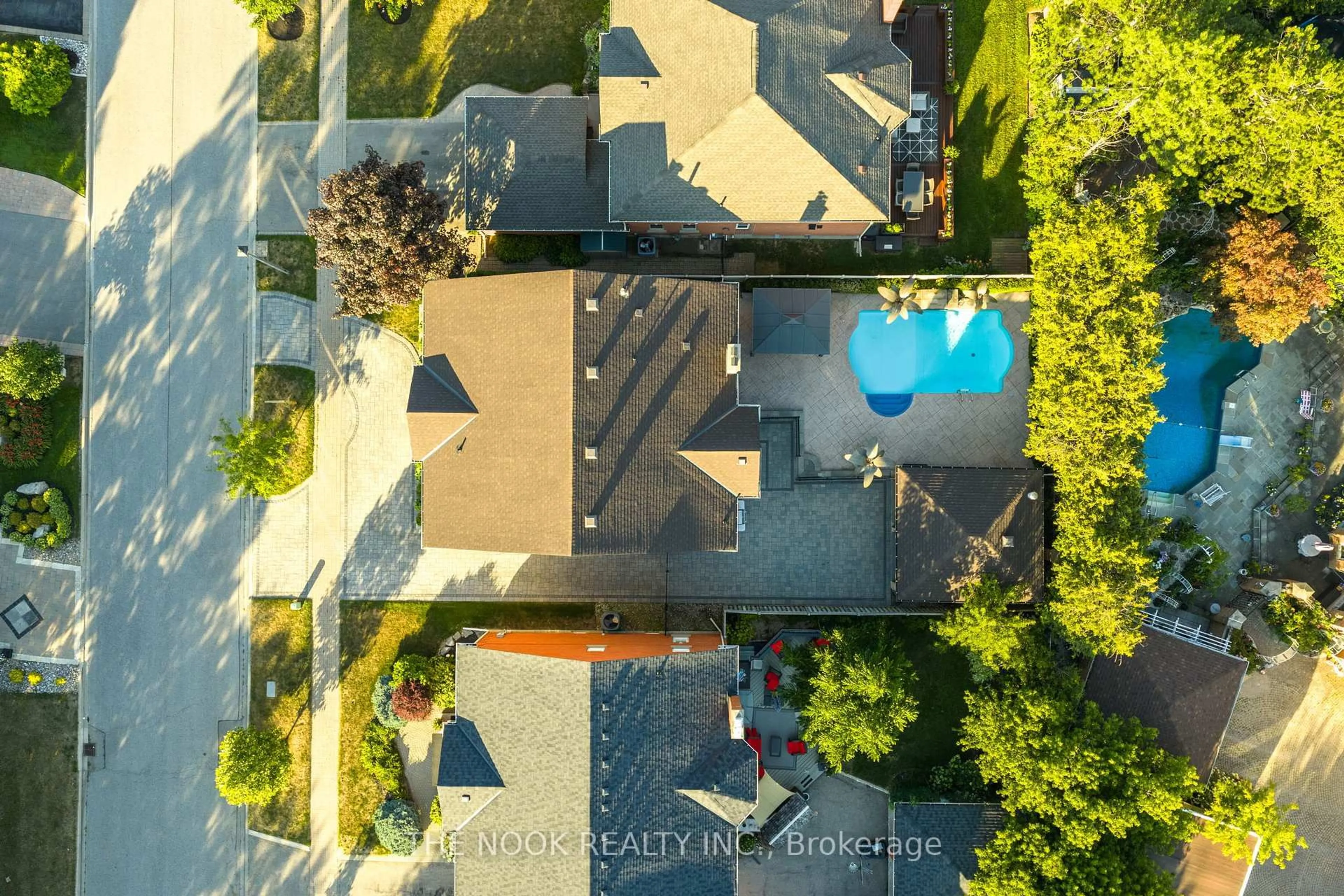 A pic from outside/outdoor area/front of a property/back of a property/a pic from drone, unknown for 7 ELLSWORTH Ave, Richmond Hill Ontario L4C 9N9