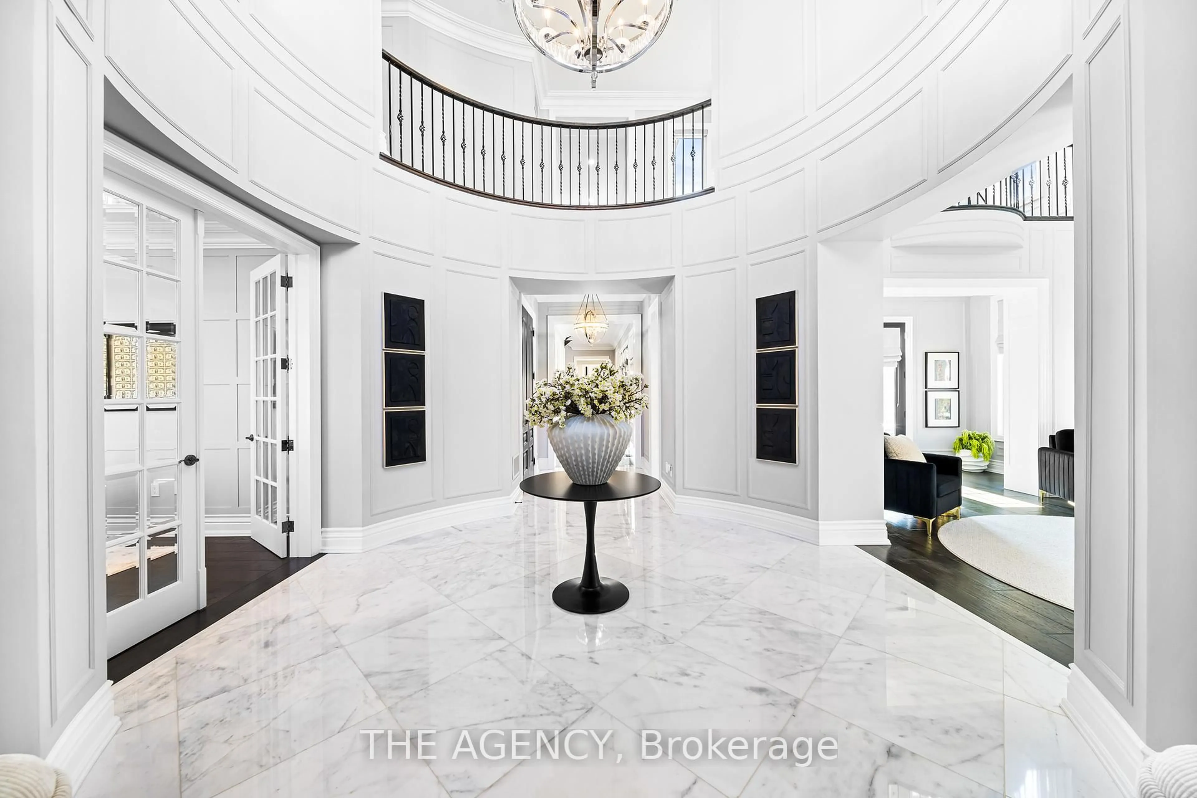 Indoor foyer for 18 Westbrooke Blvd, King Ontario L0G 1N0