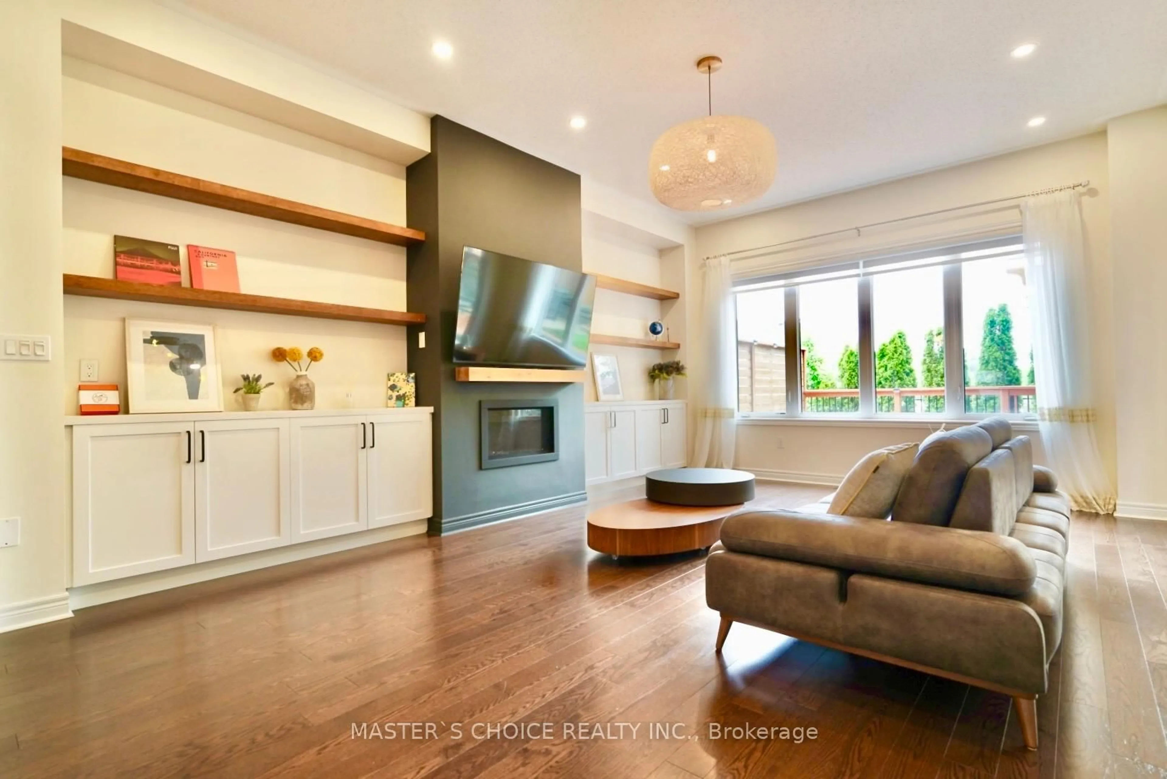 Living room with furniture, wood/laminate floor for 233 Butternut Ridge Tr, Aurora Ontario L4G 3P1
