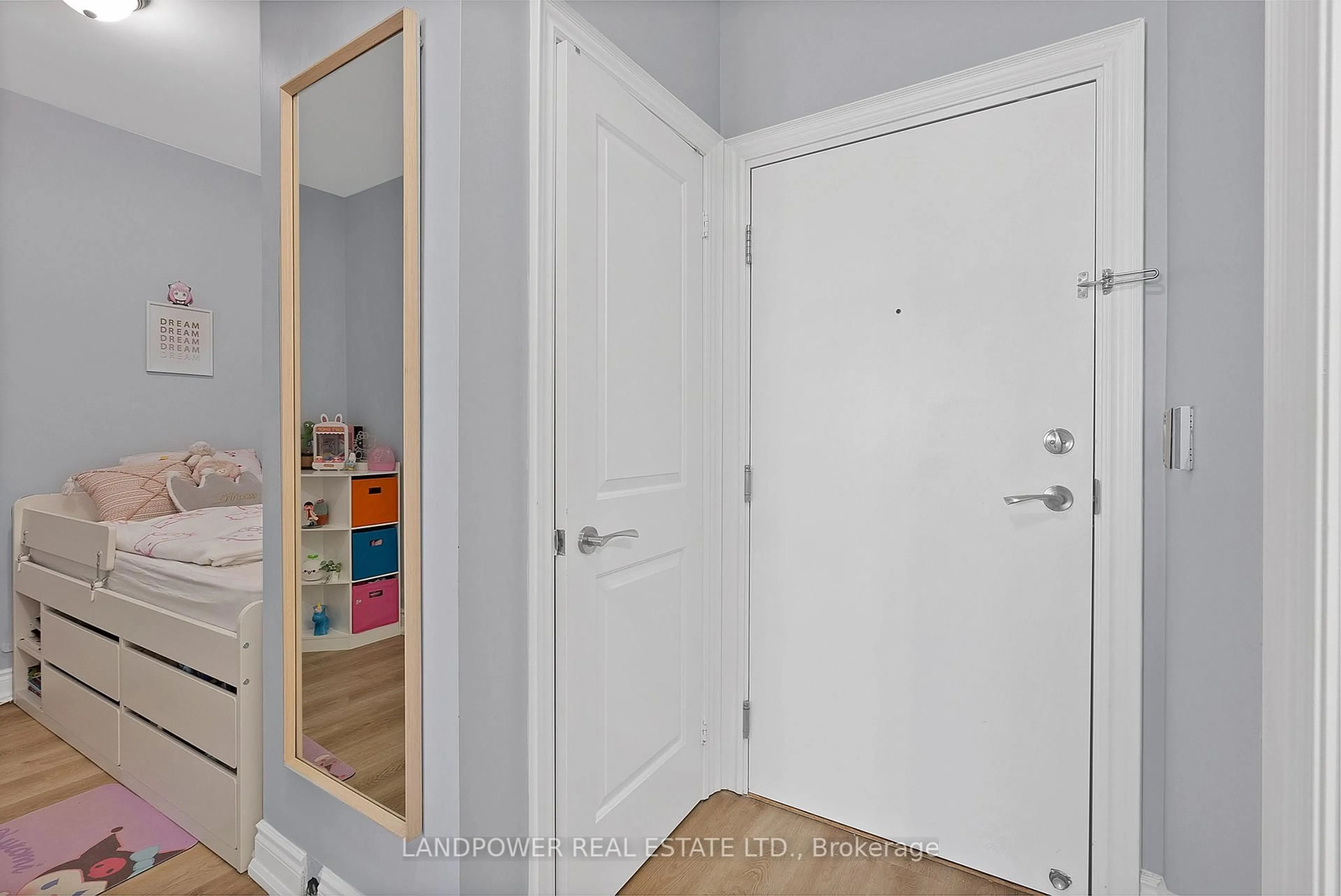 Indoor entryway for 99 South Town Centre Blvd #916, Markham Ontario L6G 0E9