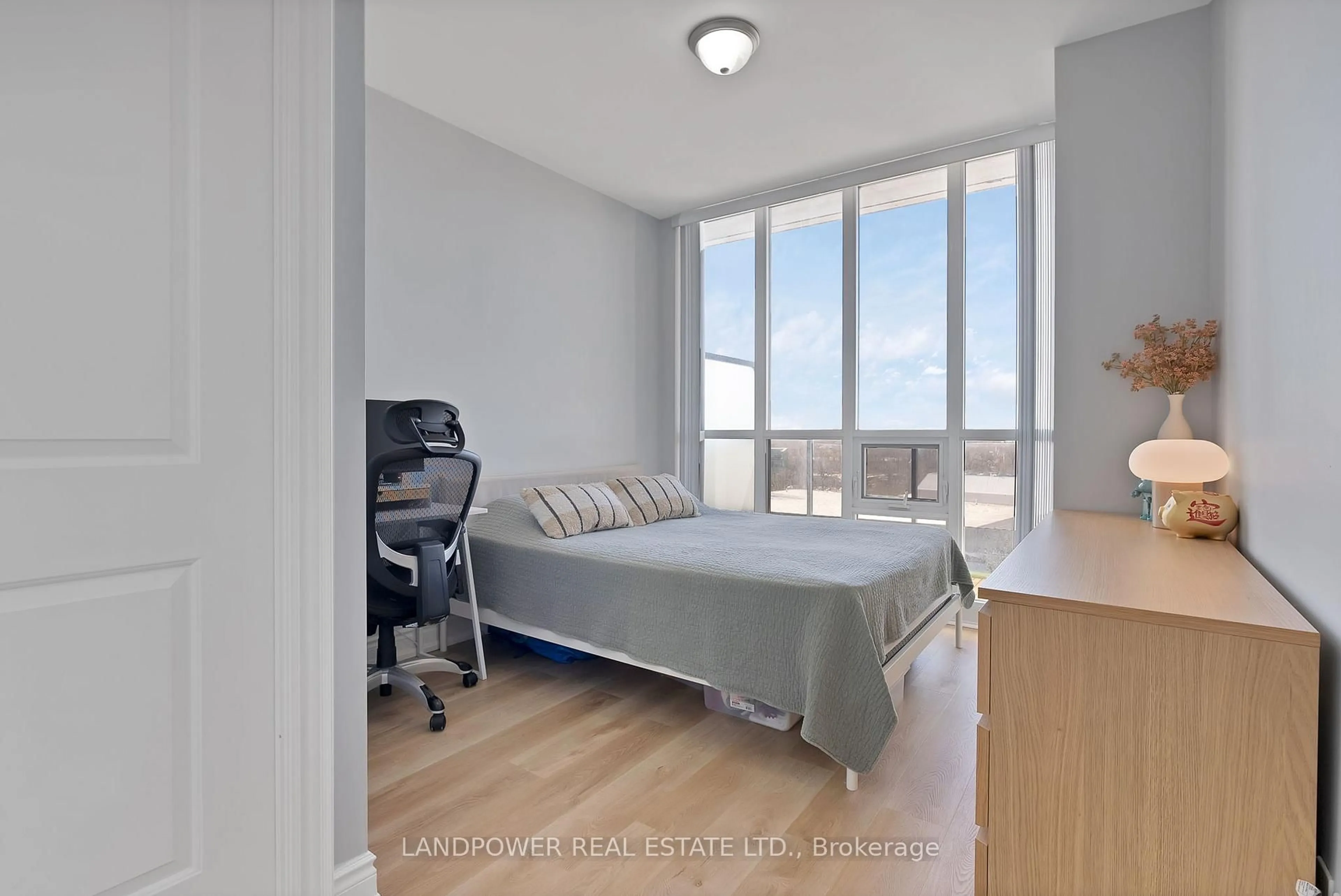 A pic of a room for 99 South Town Centre Blvd #916, Markham Ontario L6G 0E9
