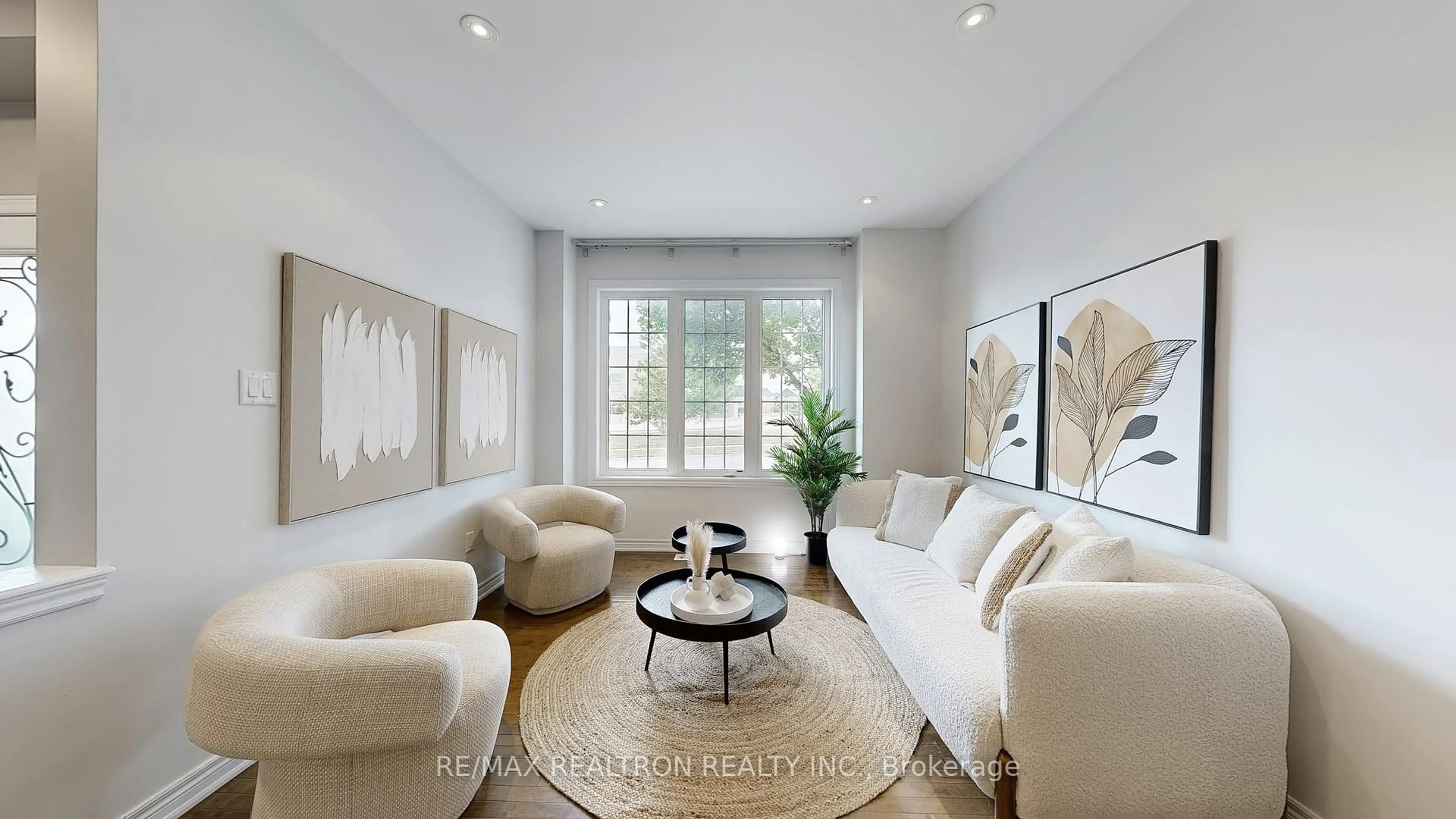 Living room with furniture, unknown for 255 SELWYN Rd, Richmond Hill Ontario L4E 0P6