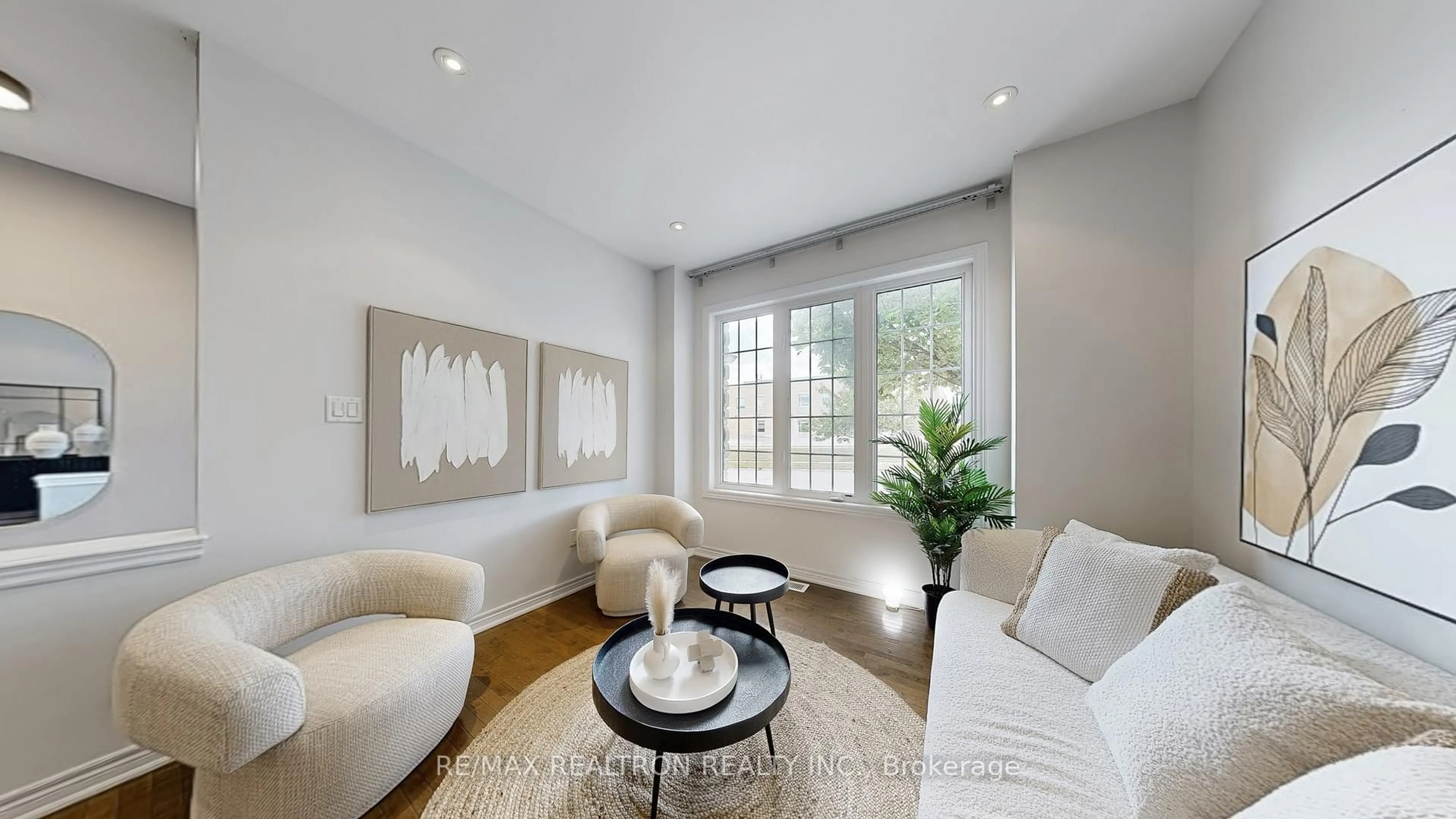 Living room with furniture, unknown for 255 SELWYN Rd, Richmond Hill Ontario L4E 0P6
