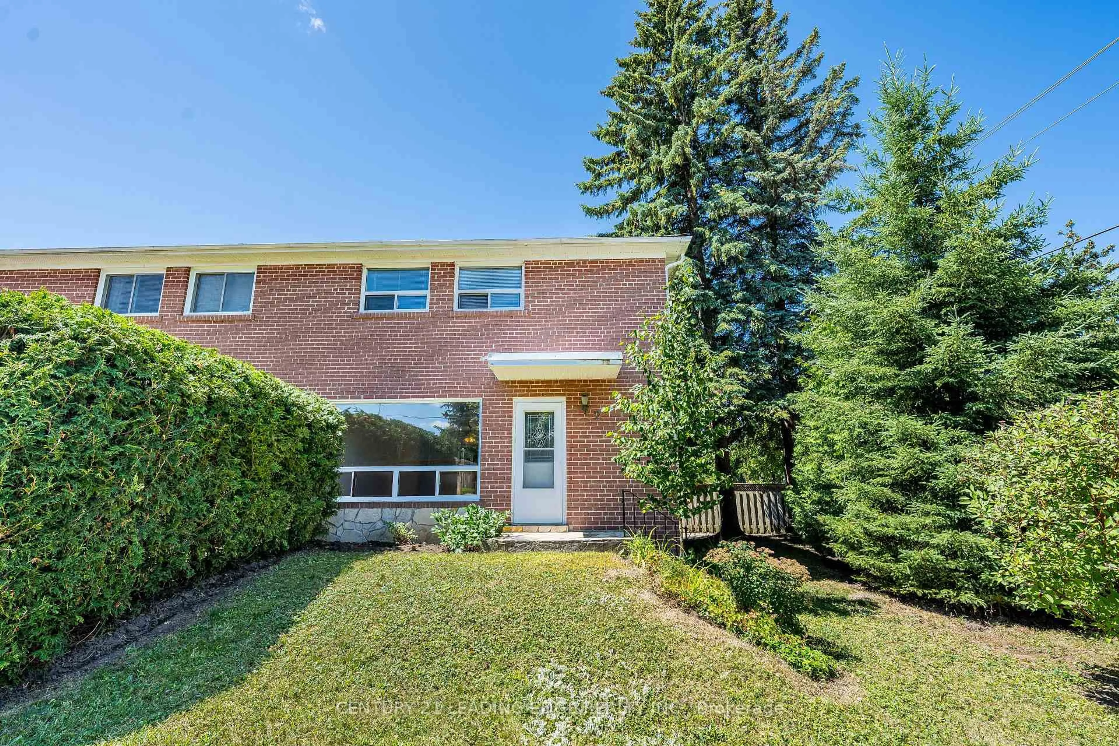 Home with brick exterior material, street for 2 Lee Gate, Aurora Ontario L4G 2J7