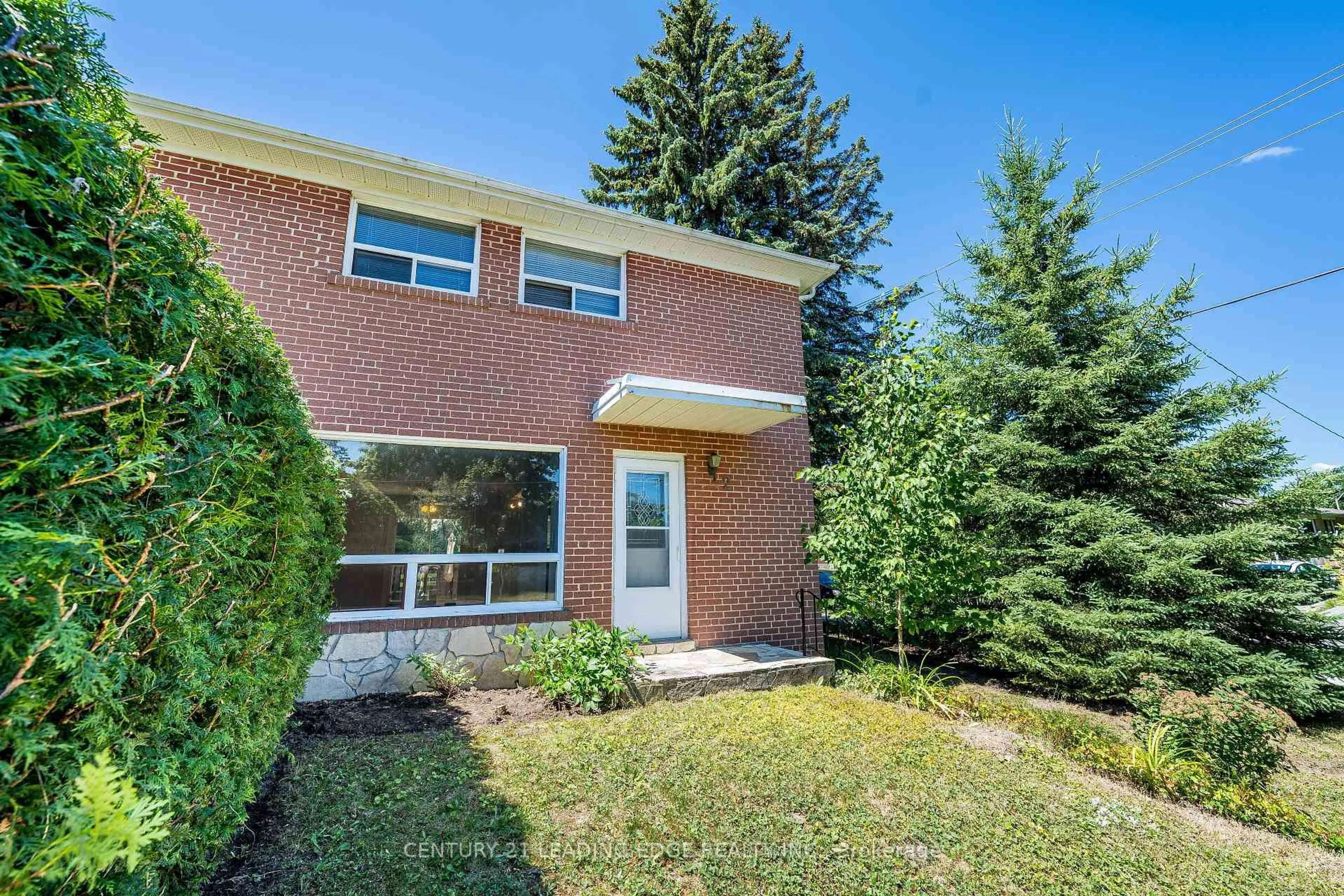 Home with brick exterior material, street for 2 Lee Gate, Aurora Ontario L4G 2J7