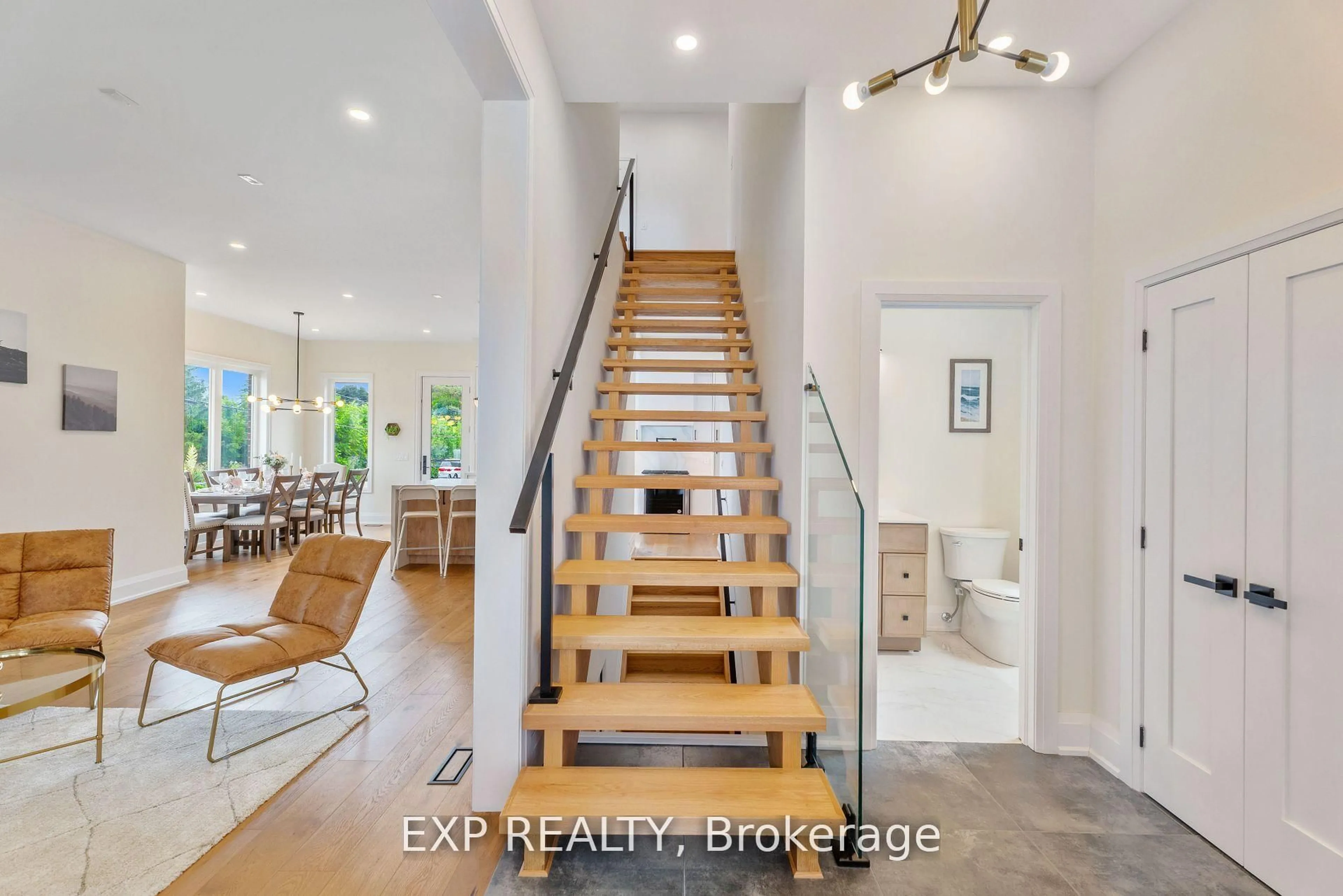 Indoor entryway for 271 Main St, Uxbridge Ontario L9P 1R9