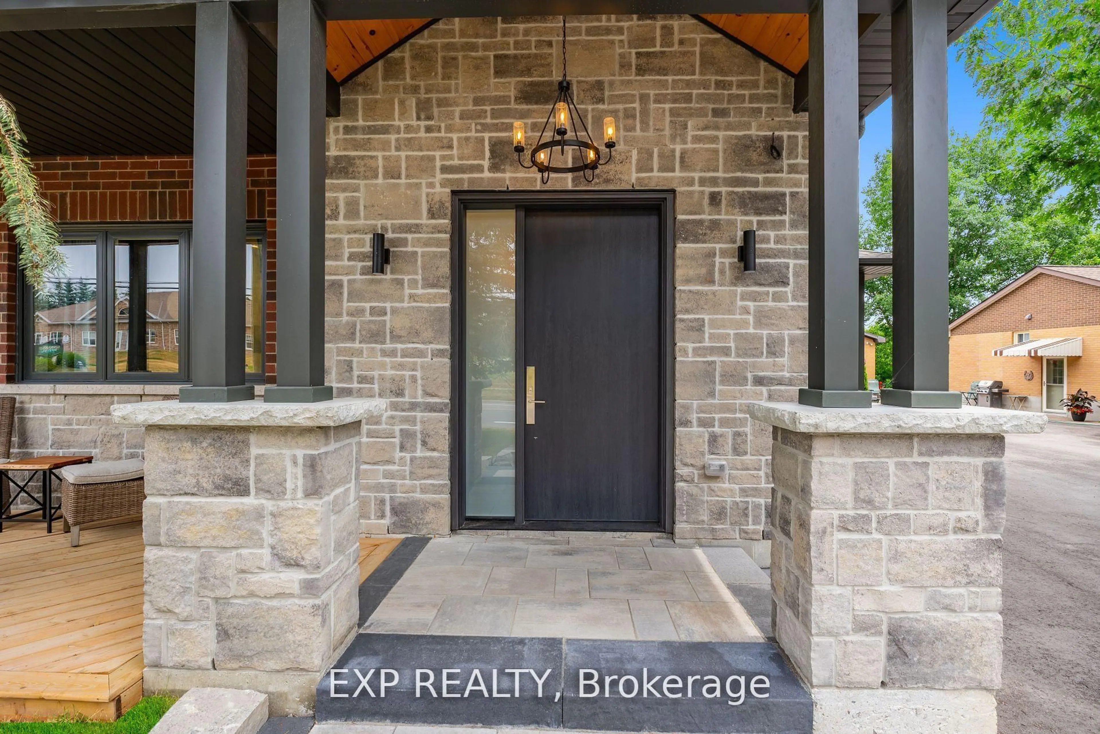 Indoor entryway for 271 Main St, Uxbridge Ontario L9P 1R9