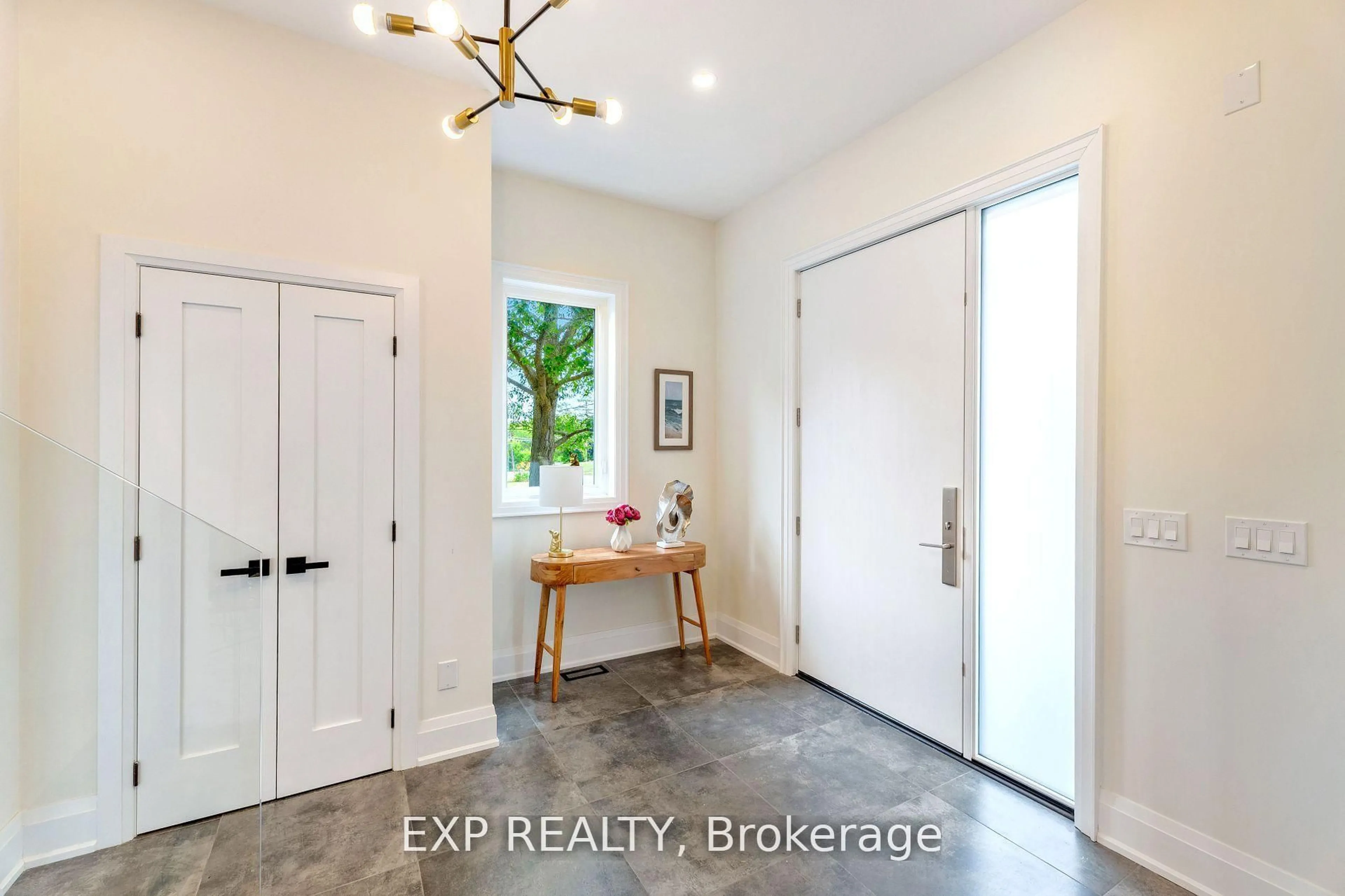 Indoor entryway for 271 Main St, Uxbridge Ontario L9P 1R9