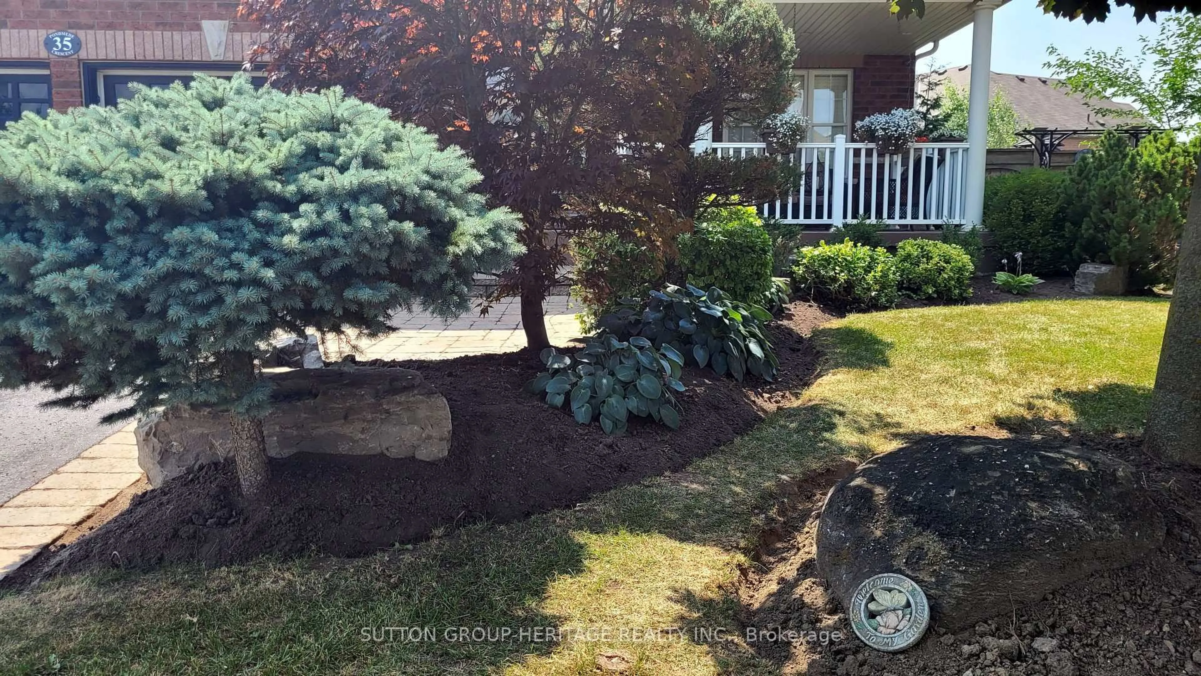 Patio, street for 35 Pondmede Cres, Whitchurch-Stouffville Ontario L4A 0E2