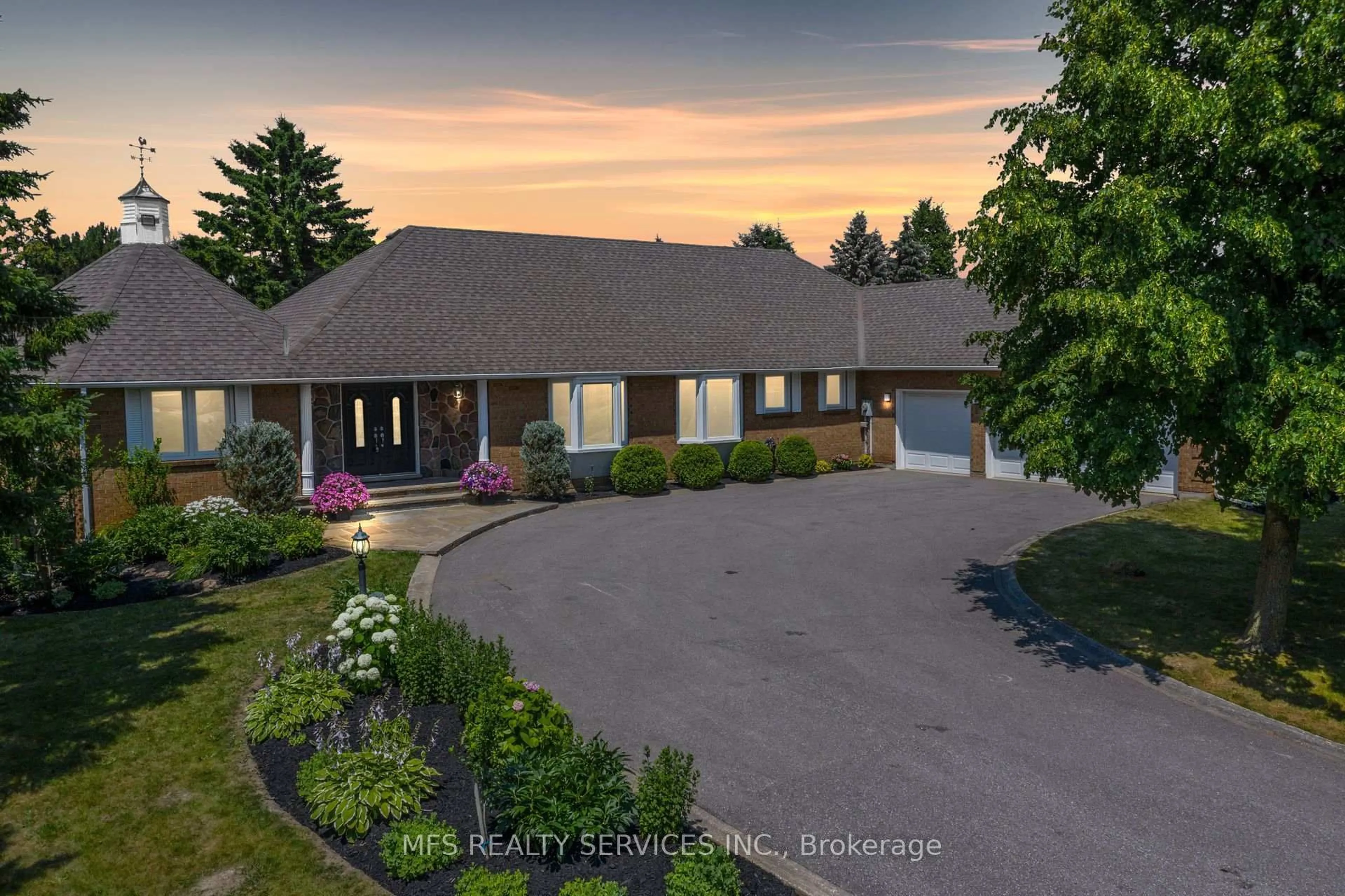 A pic from outside/outdoor area/front of a property/back of a property/a pic from drone, street for 8 Marilyn Ave, Whitchurch-Stouffville Ontario L0H 1G0