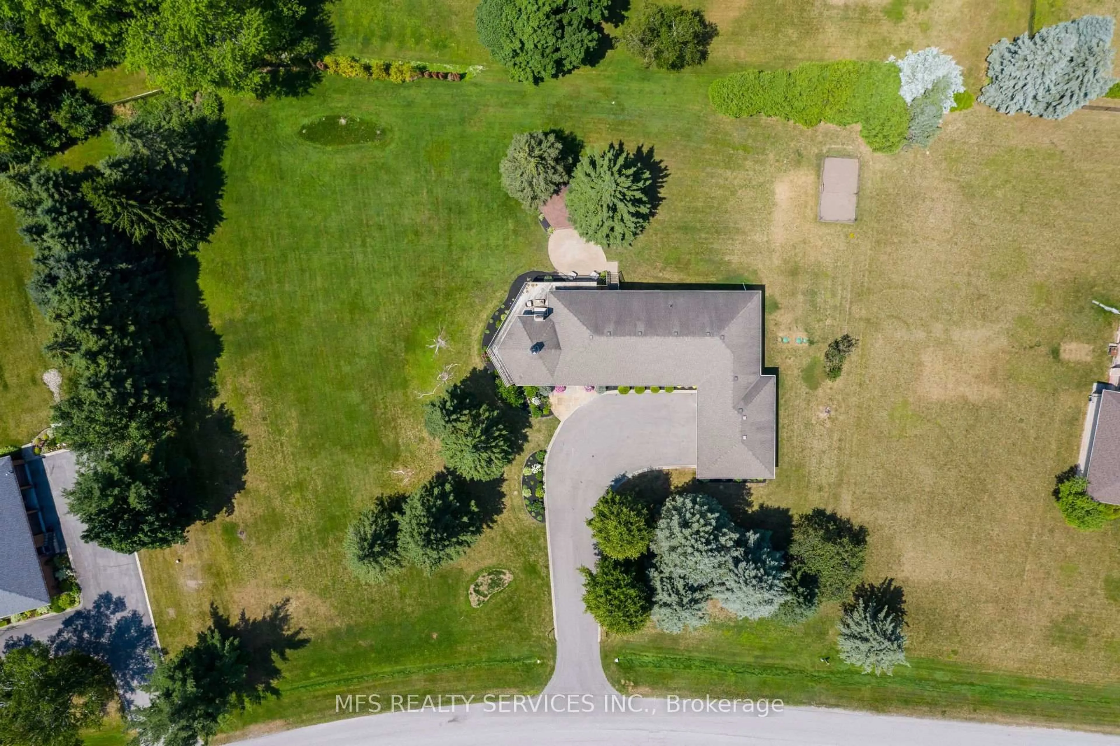 A pic from outside/outdoor area/front of a property/back of a property/a pic from drone, street for 8 Marilyn Ave, Whitchurch-Stouffville Ontario L0H 1G0