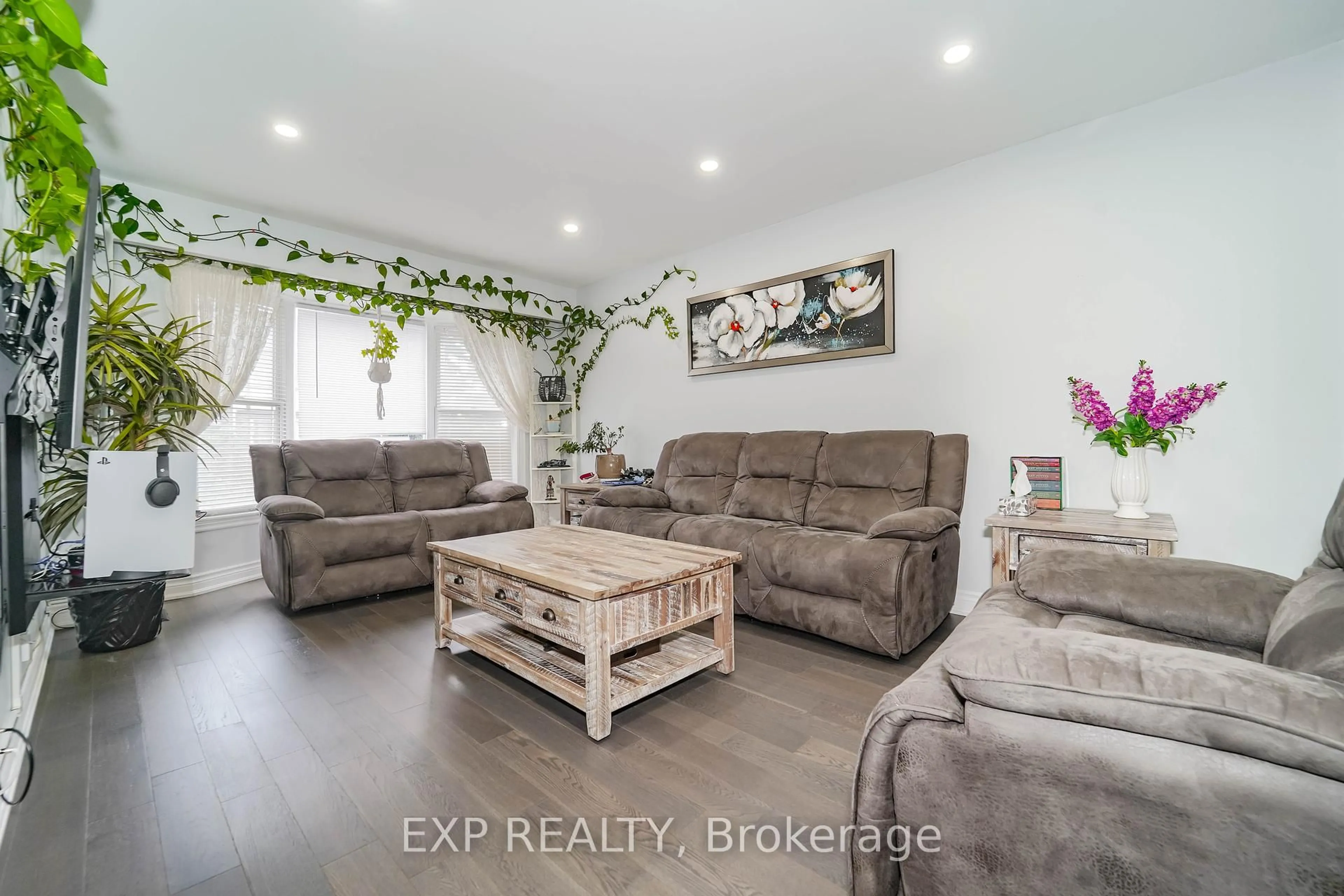 Living room with furniture, unknown for 288 Simonston Blvd #30, Markham Ontario L3T 4T5