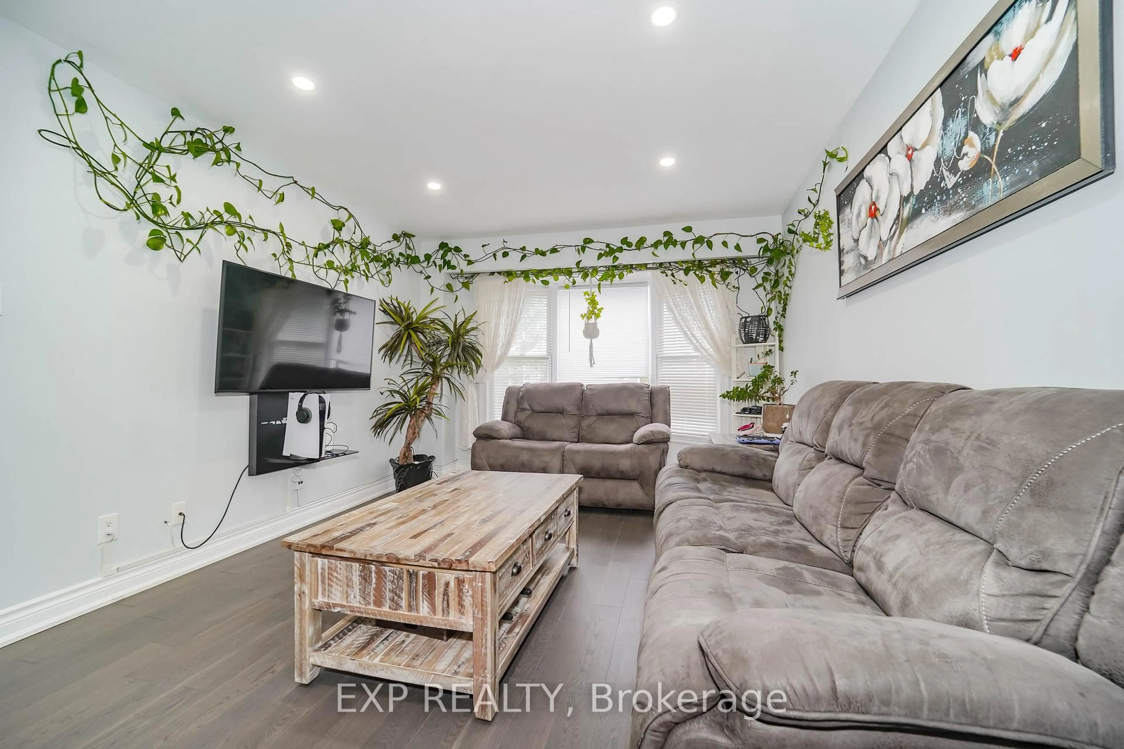 Living room with furniture, unknown for 288 Simonston Blvd #30, Markham Ontario L3T 4T5