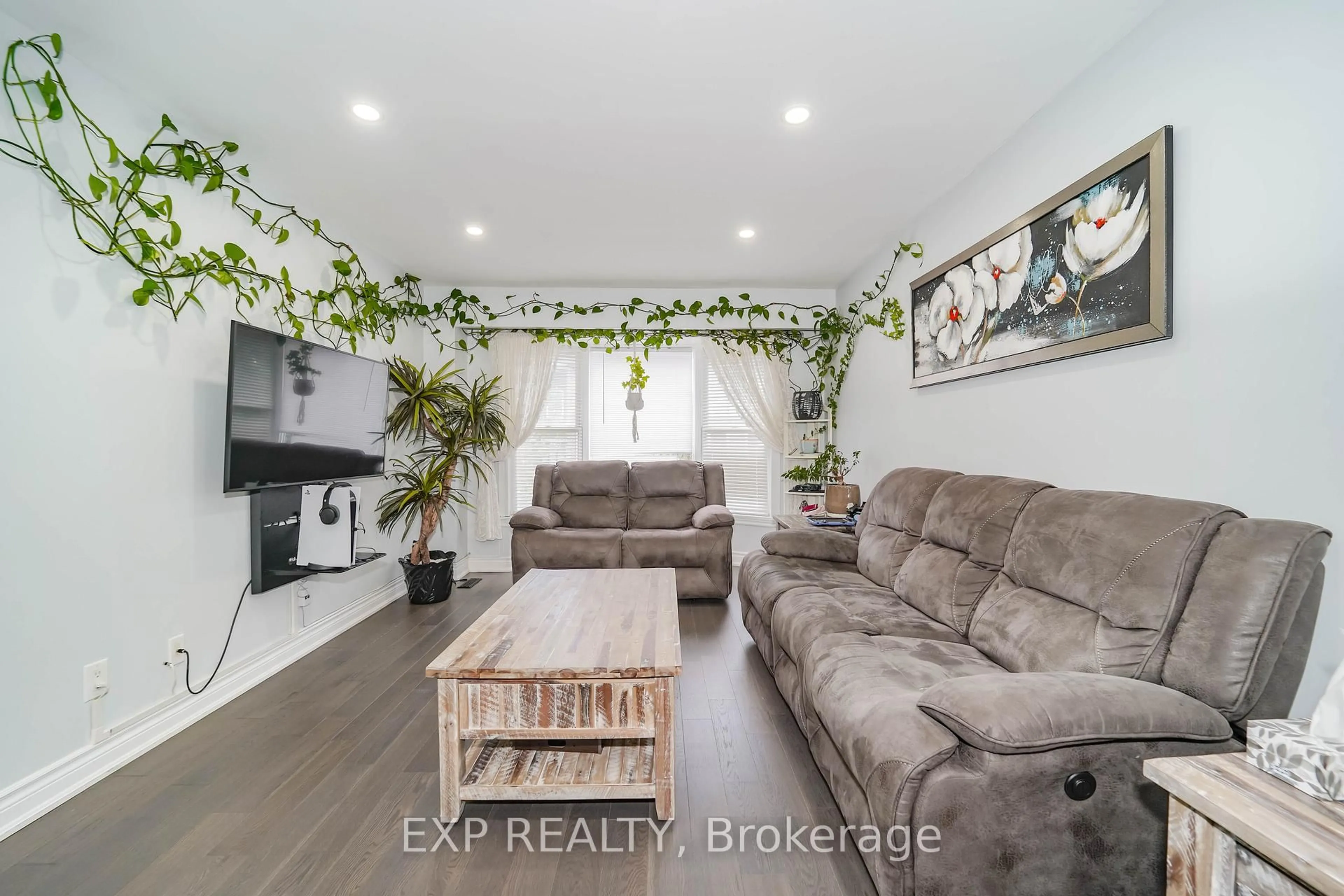 Living room with furniture, unknown for 288 Simonston Blvd #30, Markham Ontario L3T 4T5