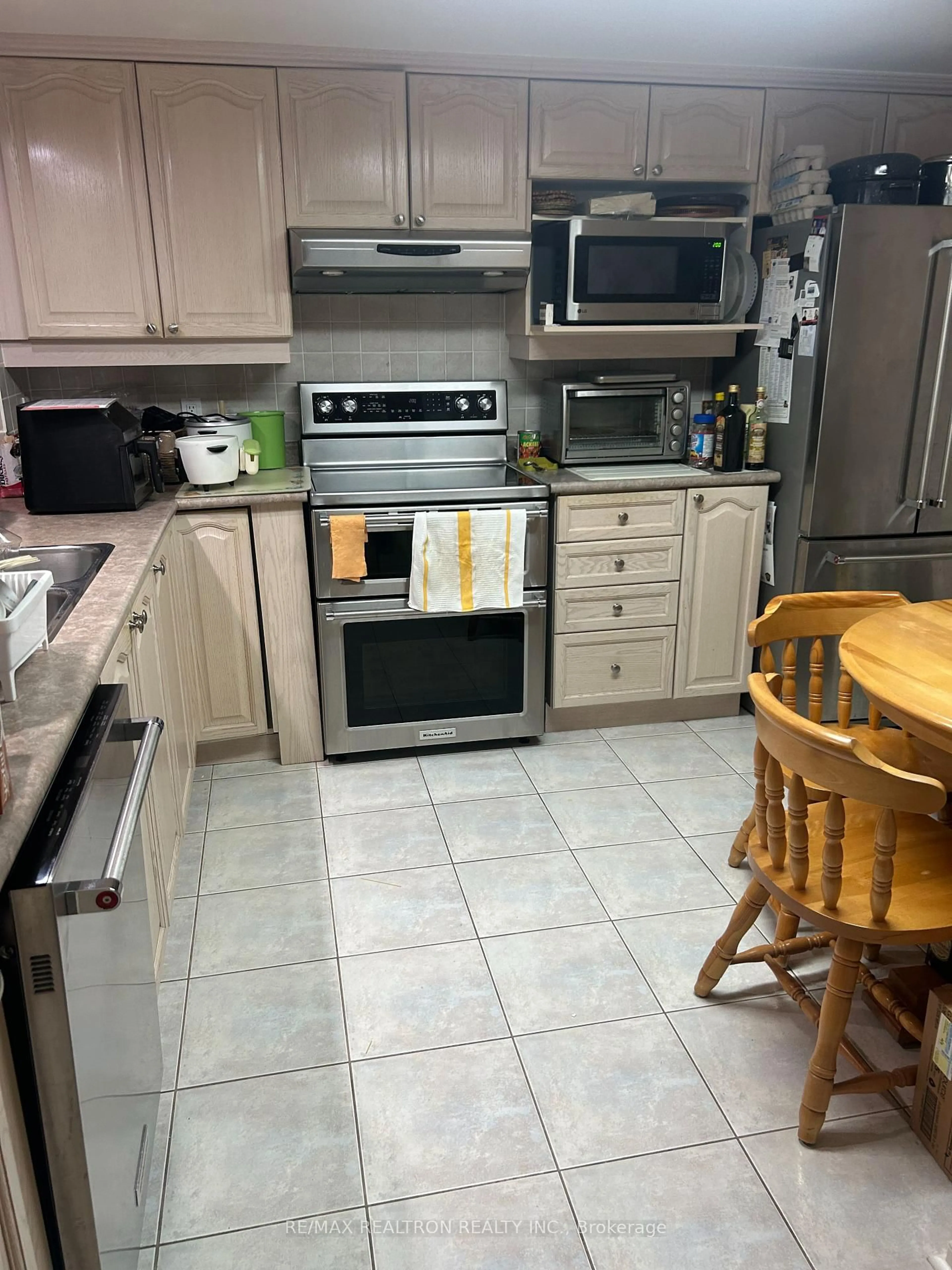 Standard kitchen, unknown for 50 The Boardwalk Way #308, Markham Ontario L6E 1B6