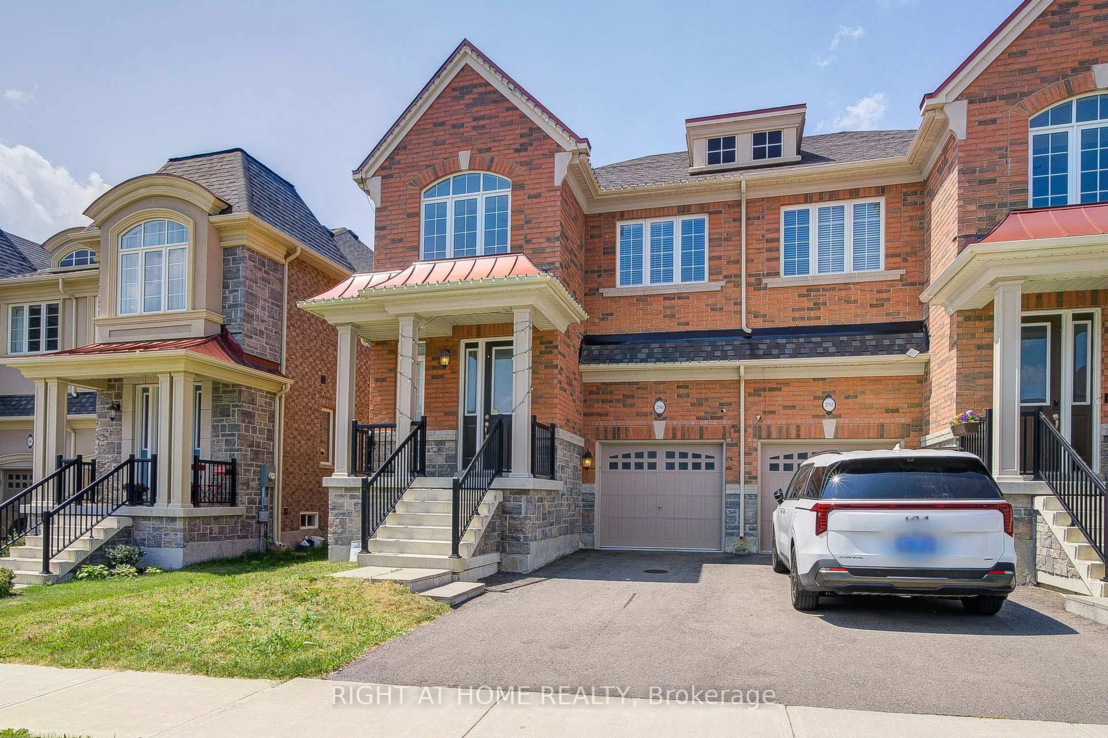 Home with brick exterior material, street for 290 Silk Twist Dr, East Gwillimbury Ontario L9N 0V4