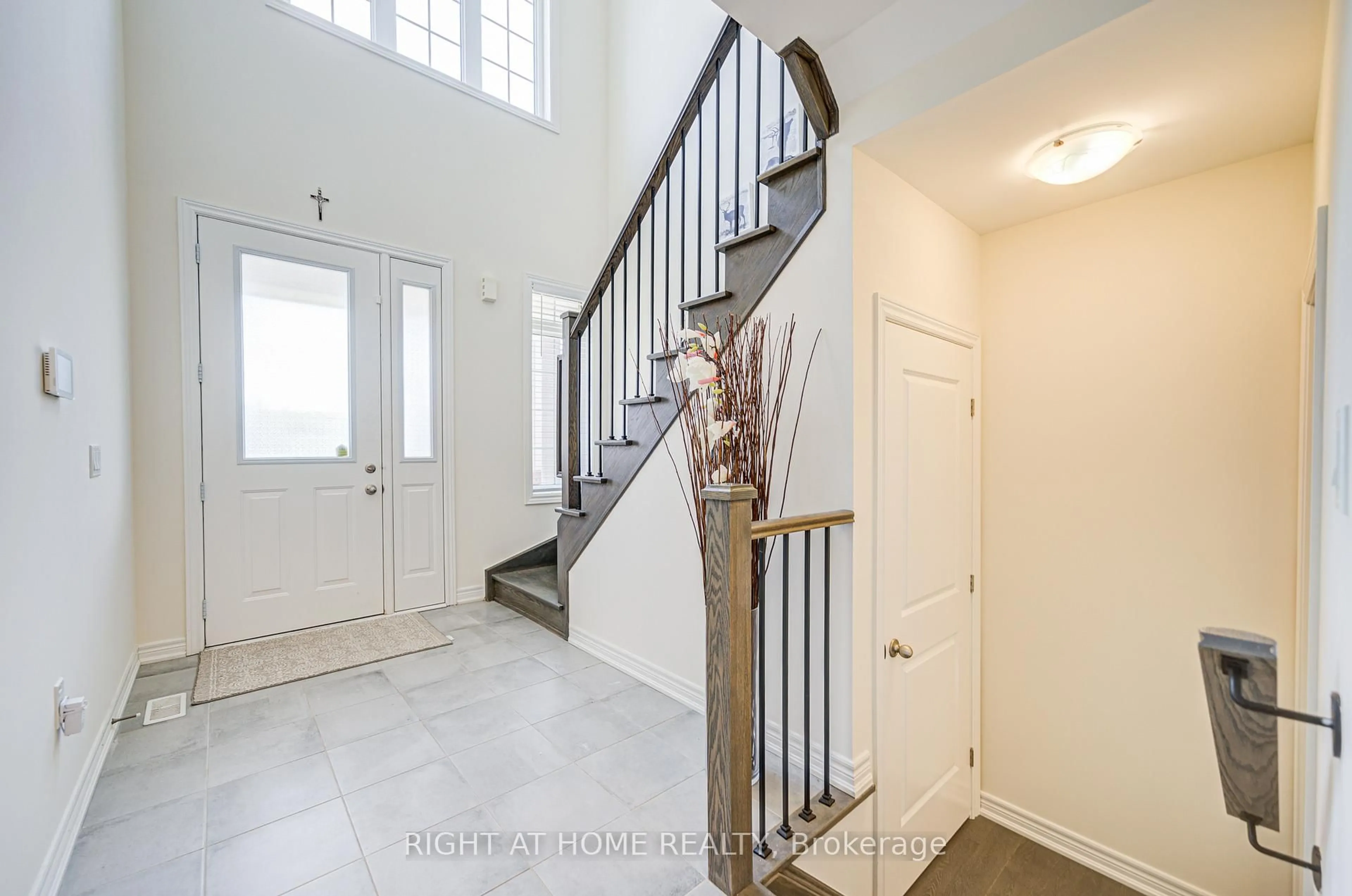 Indoor entryway for 290 Silk Twist Dr, East Gwillimbury Ontario L9N 0V4