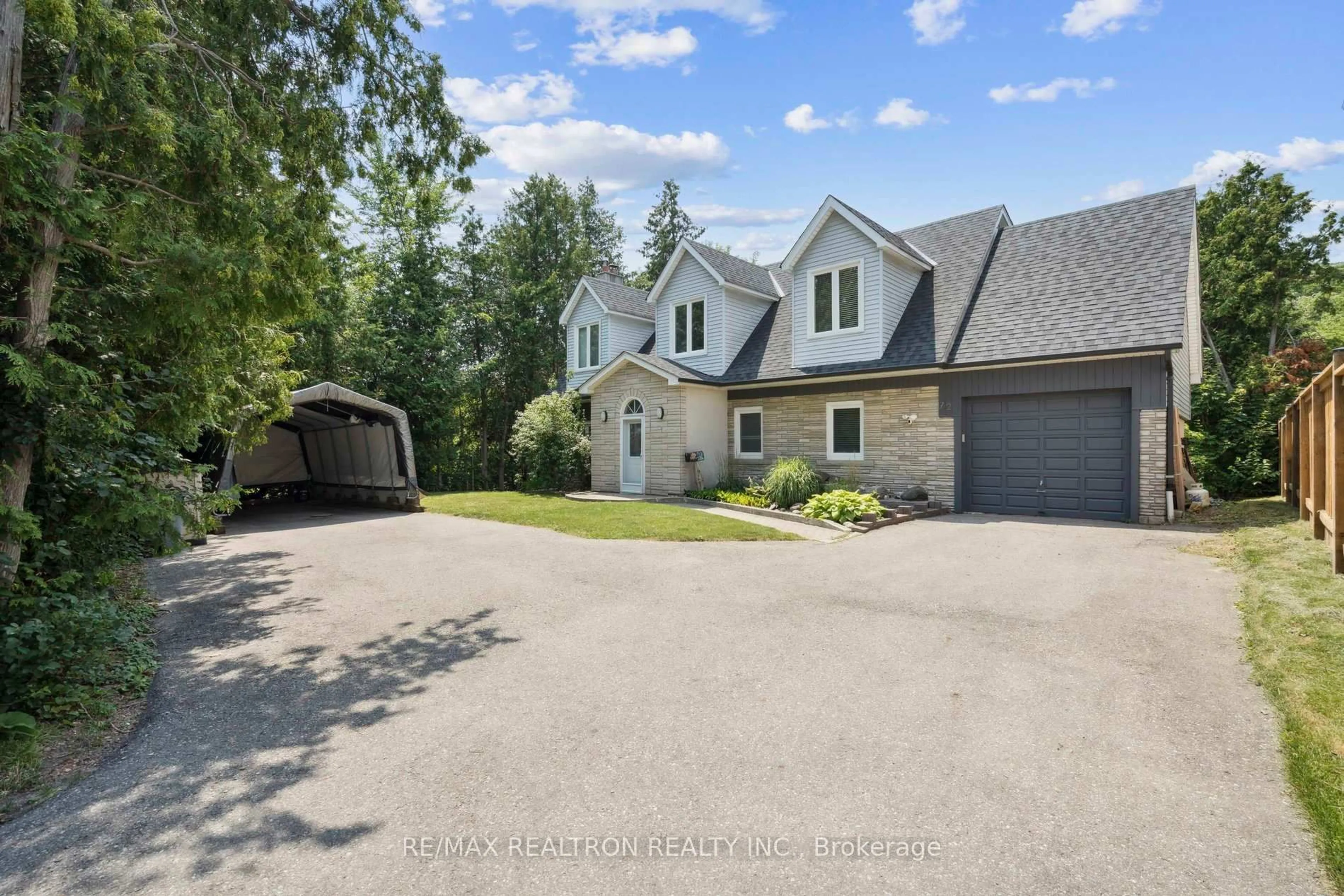 A pic from outside/outdoor area/front of a property/back of a property/a pic from drone, unknown for 72 Walmer Rd, Richmond Hill Ontario L4C 3X1