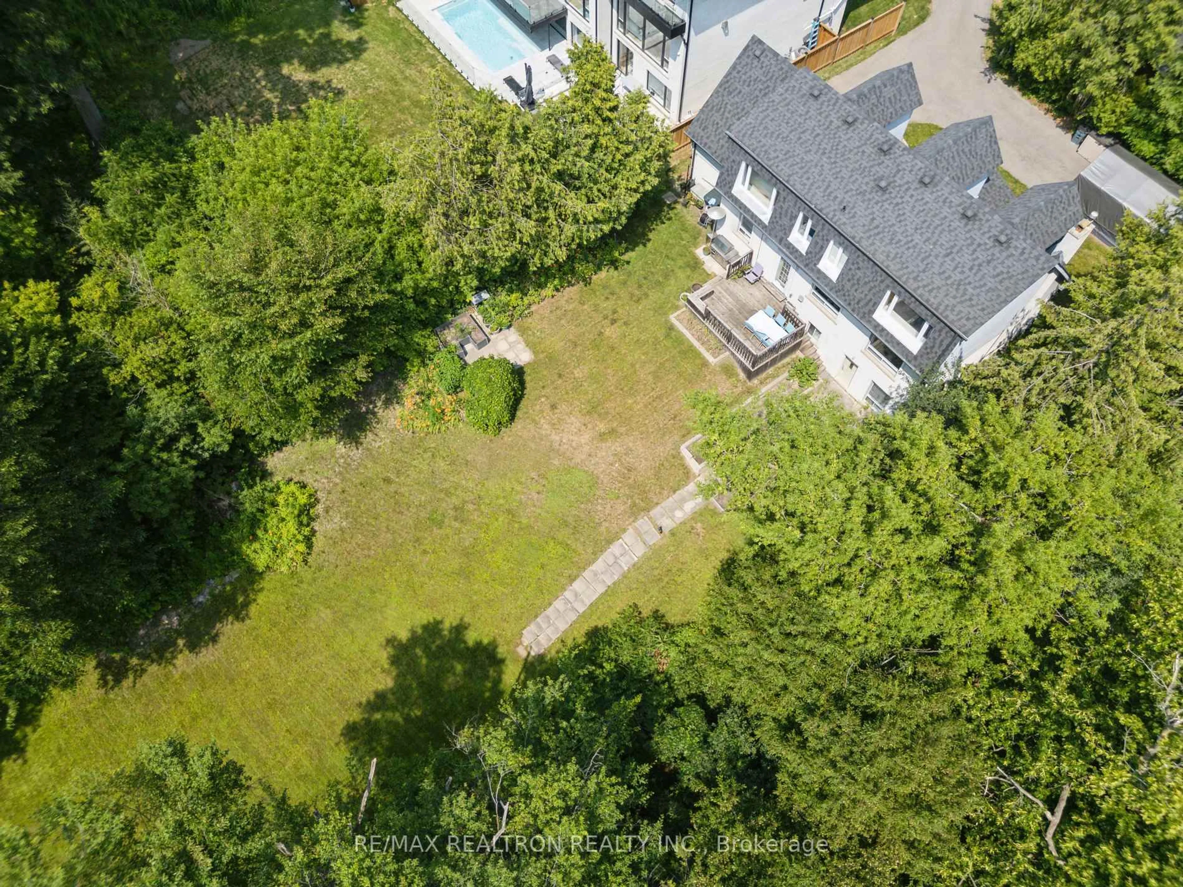 A pic from outside/outdoor area/front of a property/back of a property/a pic from drone, unknown for 72 Walmer Rd, Richmond Hill Ontario L4C 3X1