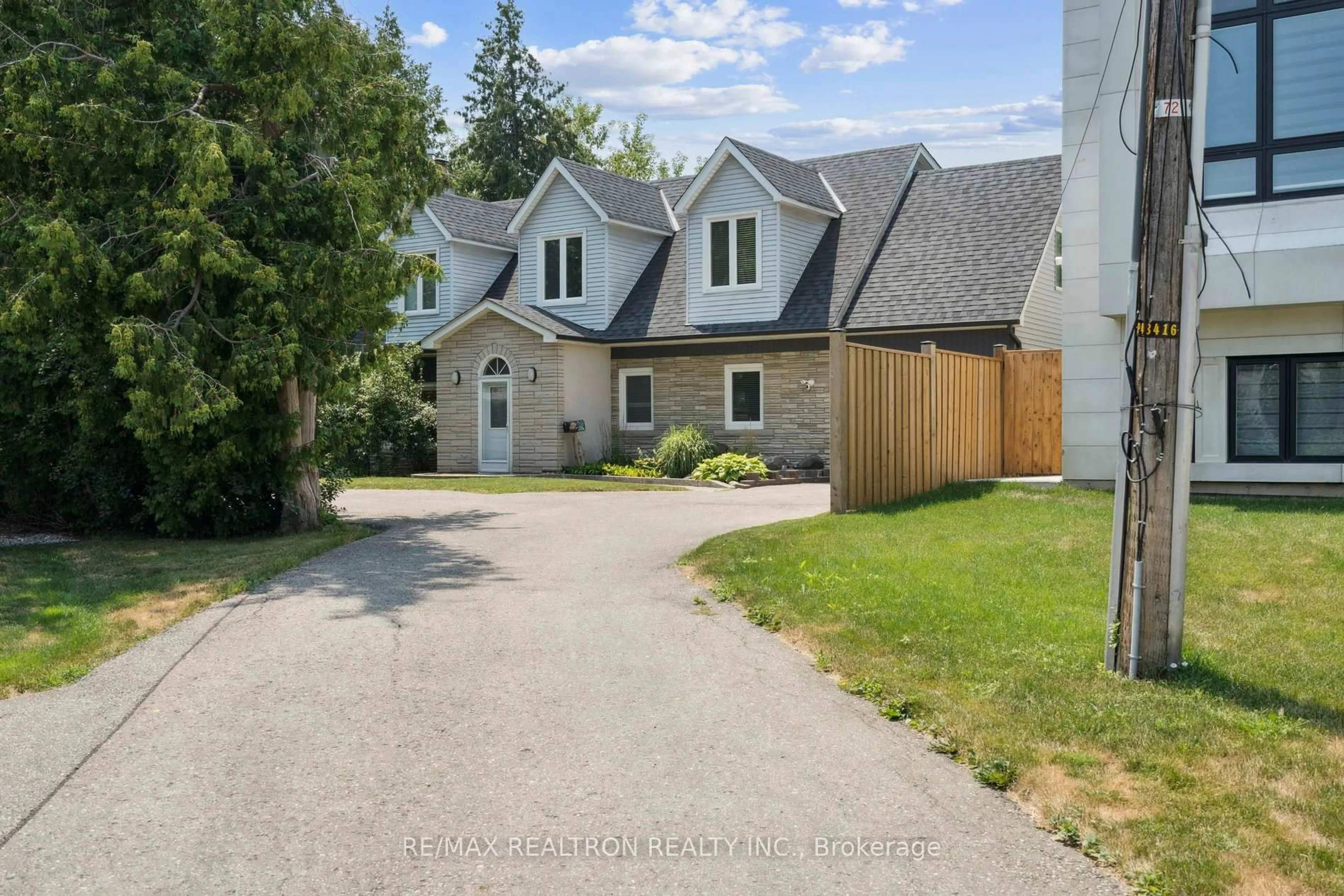 A pic from outside/outdoor area/front of a property/back of a property/a pic from drone, street for 72 Walmer Rd, Richmond Hill Ontario L4C 3X1