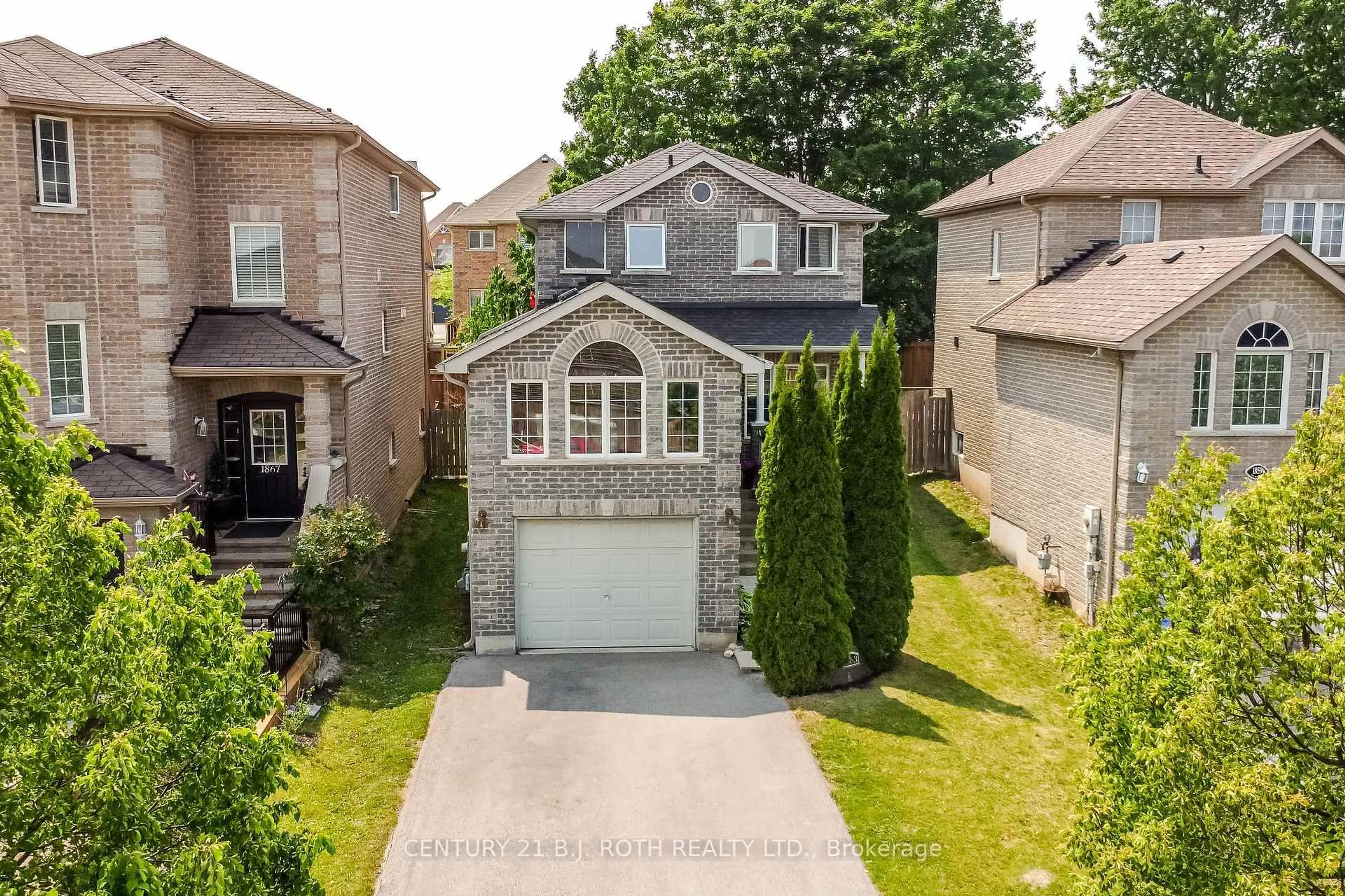 A pic from outside/outdoor area/front of a property/back of a property/a pic from drone, street for 1863 Swan St, Innisfil Ontario L9S 0B2